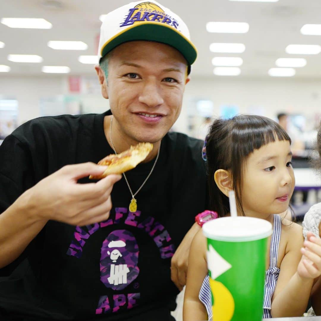 照屋 健太郎さんのインスタグラム写真 - (照屋 健太郎Instagram)「明日 開催する @trylabo 親睦会の食材やドリンクを買いに行ってきました😊🍖🍾明日が楽しみ！ 久しぶりにUNDEFEATED × BAPE着た🍕✨ . トライラボ親睦会は、自社のスタッフ全員(30人以上)で集まって食べて飲んで親睦を深める会。年２ペースで開催中😊🙌🏻 . . #trylabo #mitchellandness #mitchellness #nba #basketball #lakers #lakersnation #bape #gucci #okinawa」9月9日 11時56分 - libertyforce_teruya