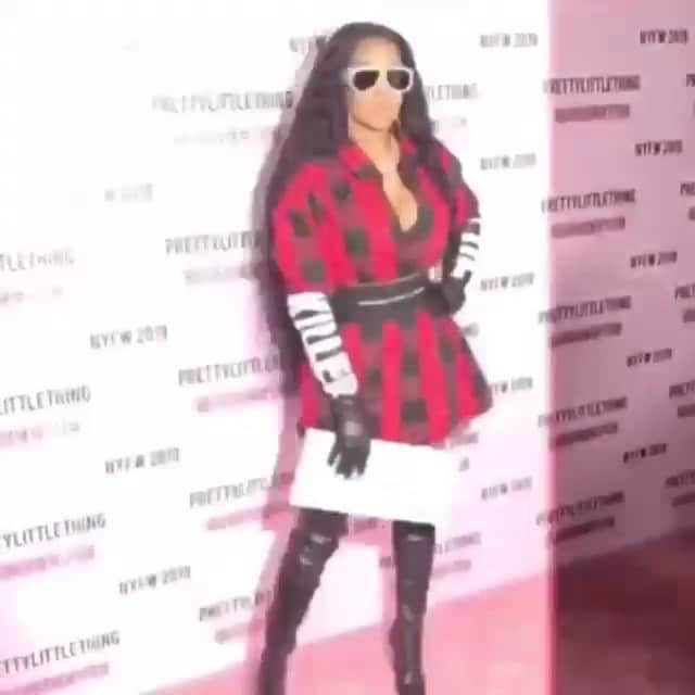 レミー・マーのインスタグラム：「When you distinctively say you are NOT going out fashion week but somehow find yaself in thigh high boots, opera length gloves, a mini shirt dress, oversized clutch  and 40+ inches of wet & wavy striking different poses😏🤦🏽‍♀️ #iHadFunThough #RemyMa #Sidebar: @saweetie @ashanti @lilkimthequeenbee all had me hype! #LadiesNight」