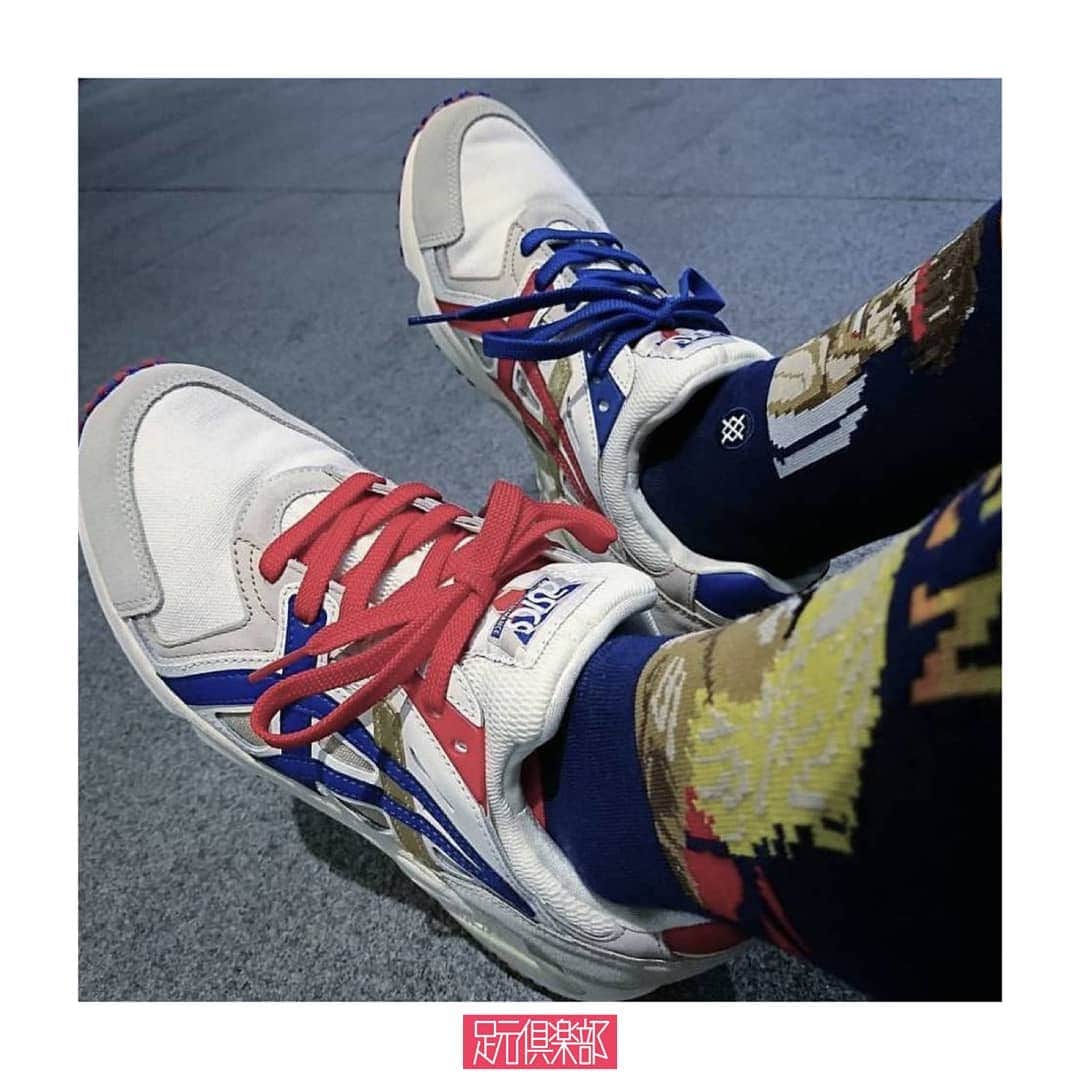 のインスタグラム：「タイ・バンコク発のスニーカーブティック「CARNIVAL」と「ASICS TIGER」によるコラボレーションモデル[GEL-DS TRAINER OG]。国技であるムエタイからインスピレーションを得て、選手が纏う赤と青をアシンメトリーに配色。ヒール部にはタイ語をあしらったアジアンテイストの逸足。 . (@yskskicks ）さんの足元倶楽部 . ブランド : CARNIVAL × ASICS TIGER モデル: GEL-DS TRAINER OG "MUAY THAI" . ▼今すぐフォローして最新情報をチェックしよう！ 【ASICS TIGER公式アカウント】 ⇒#@asics_tiger_japan . 【CARNIVAL 公式アカウント】 ⇒#@carnivalbkk . #asicstiger #carnivalbkk #geldstrainer #muaythai #アシックスタイガー #足元倶楽部 #足元くら部 #スニーカー #靴 #スナップ #운동화#newkicks #sneakerheads#sneakerfreak #sneakercon#sneakerfreaker #ストリート #今日のファッション #ファッションコーデ #セレクトショップ #今日の服 #シンプルコーデ #ストリートファッション #デニム#オシャレ #mensclothing #coordinate」
