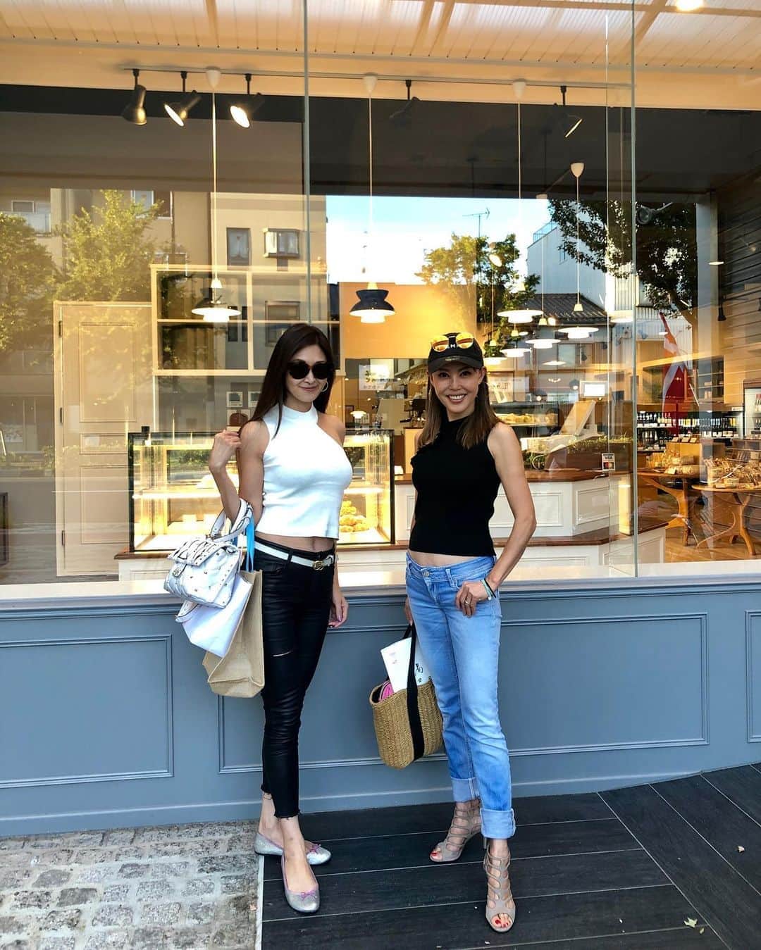 のインスタグラム：「昨日は恵子さんとビジネスミーティングでした。 ビジネス以外にも色々な女子トークに華が咲きます✨  恵子さんは、私利私欲のない尊敬出来る友人でありお姉ちゃんです  私も恵子さんの様になりたいといつも思って学ばせて頂いています  私達のアラフィフになると美だけでなく内面からの自分磨き、そして今迄の経験を活かして社会貢献出来る様になりたいと思います。  そして何より自分が瞬間瞬間幸せを感じているか！ 自分を幸せに出来るのは自分しかいなから考え方一つですよね^_^」