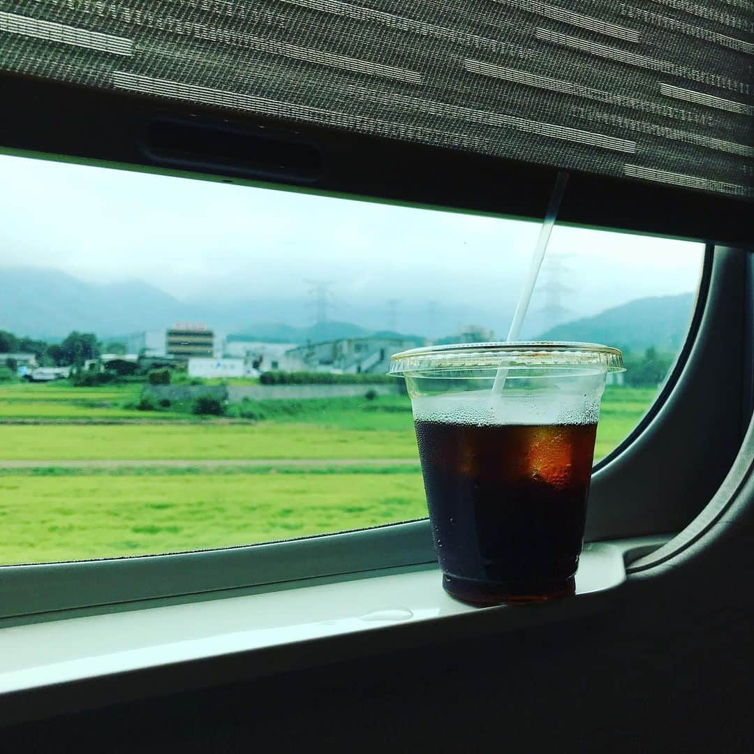 大宮エリーさんのインスタグラム写真 - (大宮エリーInstagram)「無事、飛行機✈️飛びそう。 いやぁつ、つかれた。 新幹線の楽しみはこれ。 写真で我慢。 アイスコーヒー飲みたい。  今日はちちんぷいぷい からの スナックエリー‼️ ソールドアウトしてるけど 嵐のなか行きますから ぜひ会いにきてね！  忘れずにね！  おまけは 直太朗が 飲んでる風に見えた瞬間。 マチノブンカサイ」9月9日 12時17分 - ellie_omiya