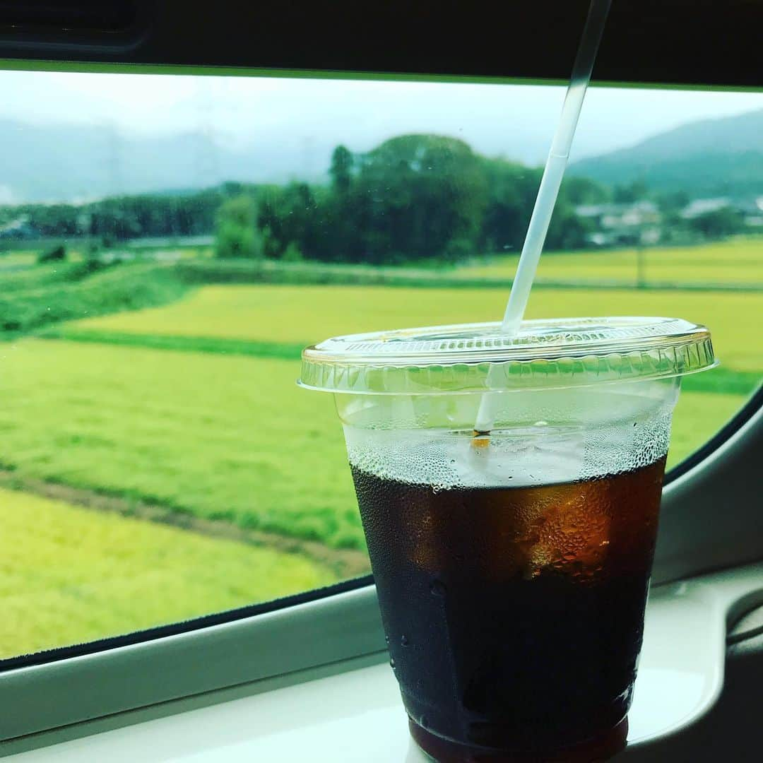 大宮エリーさんのインスタグラム写真 - (大宮エリーInstagram)「無事、飛行機✈️飛びそう。 いやぁつ、つかれた。 新幹線の楽しみはこれ。 写真で我慢。 アイスコーヒー飲みたい。  今日はちちんぷいぷい からの スナックエリー‼️ ソールドアウトしてるけど 嵐のなか行きますから ぜひ会いにきてね！  忘れずにね！  おまけは 直太朗が 飲んでる風に見えた瞬間。 マチノブンカサイ」9月9日 12時17分 - ellie_omiya