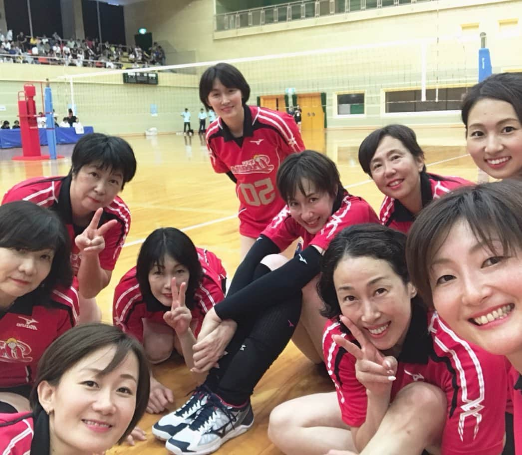 佐野優子さんのインスタグラム写真 - (佐野優子Instagram)「. 昨日は島根県安来市へ🏐 . お若いママさん達を相手に試合をするとかなり苦戦します(^^;; . 皆さまお疲れさまでした👏🏻 . . . #島根県安来市 #ママさんバレー #宝くじバレー 🍉舞子さん訳ありだったので、集合写真に写ってません🙊笑」9月9日 12時17分 - yuko12345