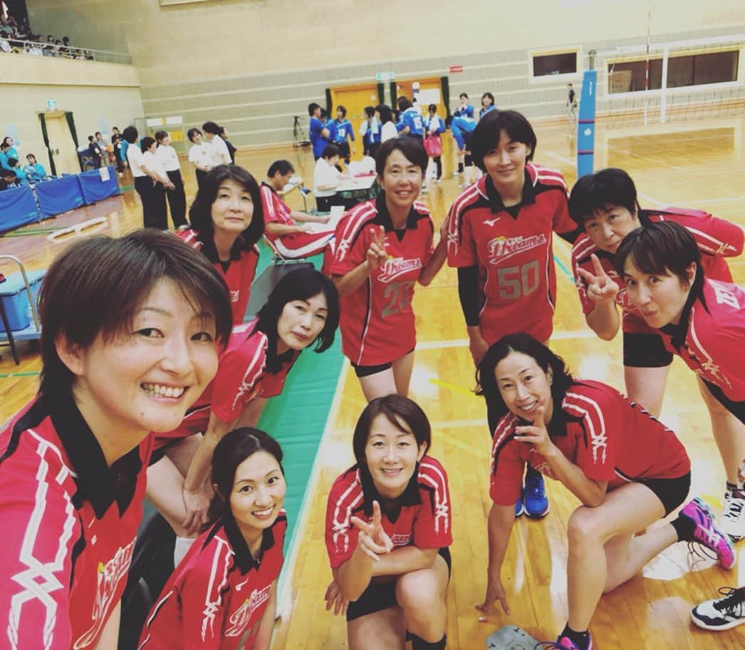 佐野優子のインスタグラム：「. 昨日は島根県安来市へ🏐 . お若いママさん達を相手に試合をするとかなり苦戦します(^^;; . 皆さまお疲れさまでした👏🏻 . . . #島根県安来市 #ママさんバレー #宝くじバレー 🍉舞子さん訳ありだったので、集合写真に写ってません🙊笑」