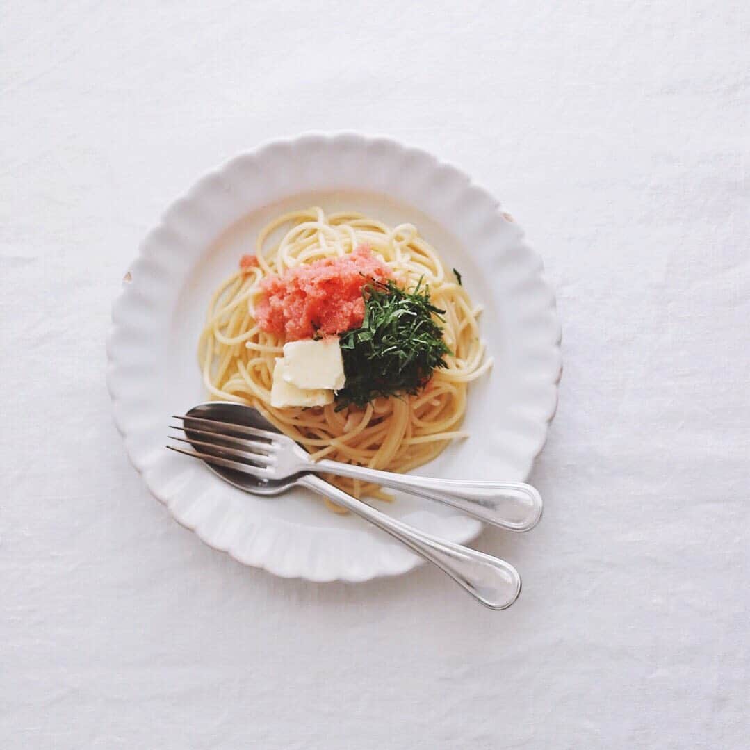 樋口正樹さんのインスタグラム写真 - (樋口正樹Instagram)「tarako pasta 🍝 . たらことバターと大葉の シンプルな組み合わせの スパゲッティーでランチ。 朝から台風のお片づけで バッタバタの月曜日です。。 . . #たらこパスタ #たらこスパゲッティ #パスタ部 #tarakopasta #tarakospaghetti #pasta #spaghetti」9月9日 12時20分 - higuccini