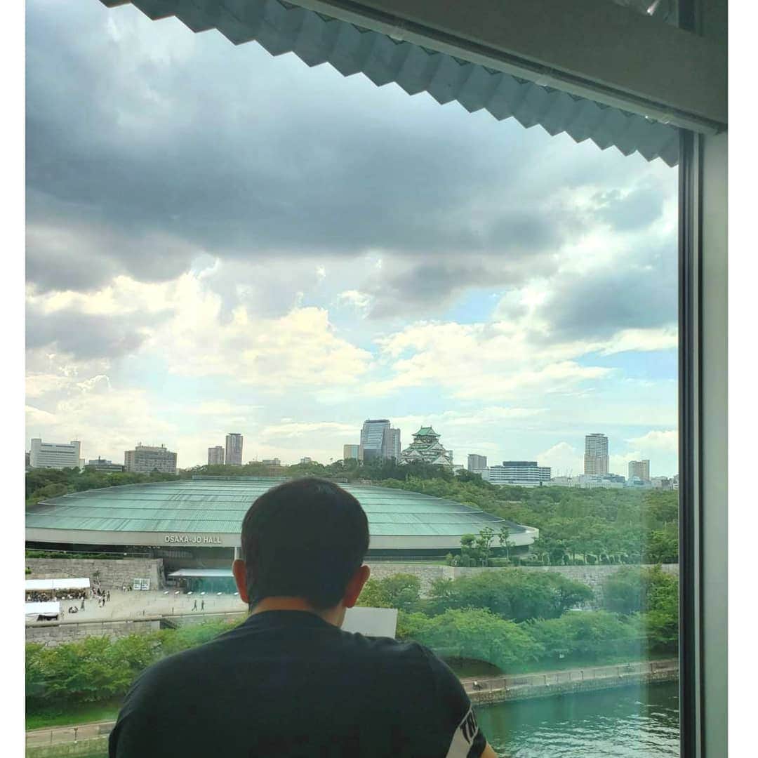 Office S.I.C 公式さんのインスタグラム写真 - (Office S.I.C 公式Instagram)「讀賣テレビ様📺新社屋✨  連日テレビでも言われてますが、 讀賣テレビさん9月に お引っ越しされました❗ 赤星さんも先日、新社屋デビュー  大きな窓が印象的な控え室。 大阪城も見える絶景🏯 撮影スタジオも新しくて✨ いいですよね～ うちも引っ越ししないかな～  とりあえずデスクを綺麗に片付けよう✂️ #讀賣テレビ #ytv  #新社屋 #引っ越し #ten. #ミヤネ屋 #大阪城 #大阪城ホール #絶景 #大きな窓 #SICファミリー  #野球解説者 #赤星憲広 #狩野恵輔 @keisuke_kanoh_official  #阪神 #阪神タイガース #福原忍 #藤本敦士 #濱中治 #俊介 #原口文仁 #松田遼馬 #福岡ソフトバンクホークス #オリックス #Tー岡田 #オリックスバファローズ」9月9日 12時30分 - office_sic