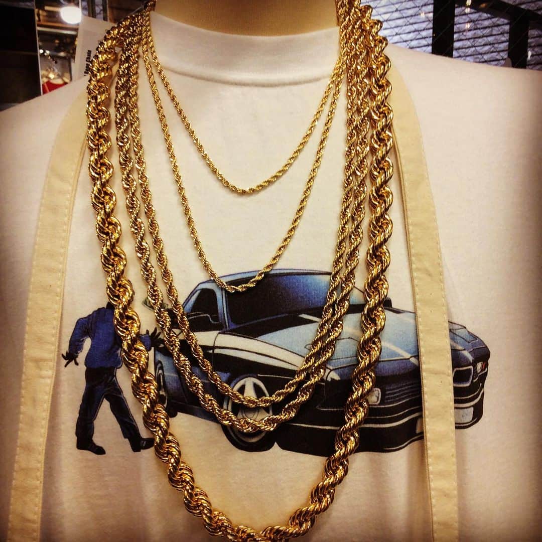 のインスタグラム：「Today’s アイテム Gold Rope Chain🔥 HIP HOPといえばblingbling💎 ヒップホップアーティスト達から愛され続けるアイテムです😎 ダンコレでは色々な長さや太さのGold Rope Chainを取り扱っております‼️ 今流行りの重ねづけもアリですし、一本でもかっこ良いです👍 衣装にももってこいのアイテムとなっております‼️‼️ 是非店頭にてご覧になって下さい🙏 👇オンラインストアでも購入可能👇 http://shop.dancers-c.com/?pid=144568108  電話通販も可能です😊 ﻿ お気軽にお問い合わせ下さい✨ ﻿ ﻿ ダンサーズコレクション原宿店 ☎03-5474-9575 ﻿ #ダンコレ #ダンサーズコレクション #dancerscollection #tokyo #harajuku#gold #ropechain #chain #hiphop」