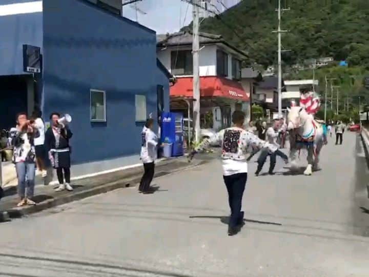 有限会社 稲葉製材住宅のインスタグラム：「家とは関係無いが… 今年もきましたこのお時間 年に一度の馬酔い大祭🐴 昨日は藤崎八幡宮秋季例大祭の慰問でした✨ 1000年以上の歴史ある祭りです！ 本祭は来週で悠神會は16番👍 肥後飾馬　悠神會  #たまには関係無い投稿#藤崎八幡宮秋季例大祭#ボシタ祭り#ボシタ#祭り#本祭まであと少し#慰問#家#家づくり#マイホーム#新築#リフォーム#リノベーション#暮らし#楽しい暮らし#田舎暮らし#工務店#熊本#玉名#山鹿#稲葉製材住宅#イナバ」