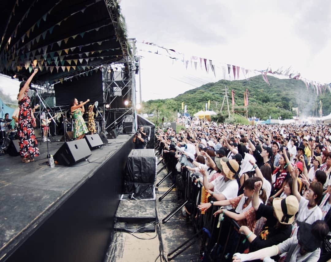 COMA-CHIのインスタグラム：「Thank you sunset live 2019🌅 Sister's Edge九州ツアー最高でした!! 久しぶりの福岡サンセットでのパフォーマンス、美しすぎる環境とグッドバイブレーションのお客さん達と共に生み出したエネルギーの渦…感無量っす。 ありがとう💕 ・ photo by @yu_sakumatsuo」