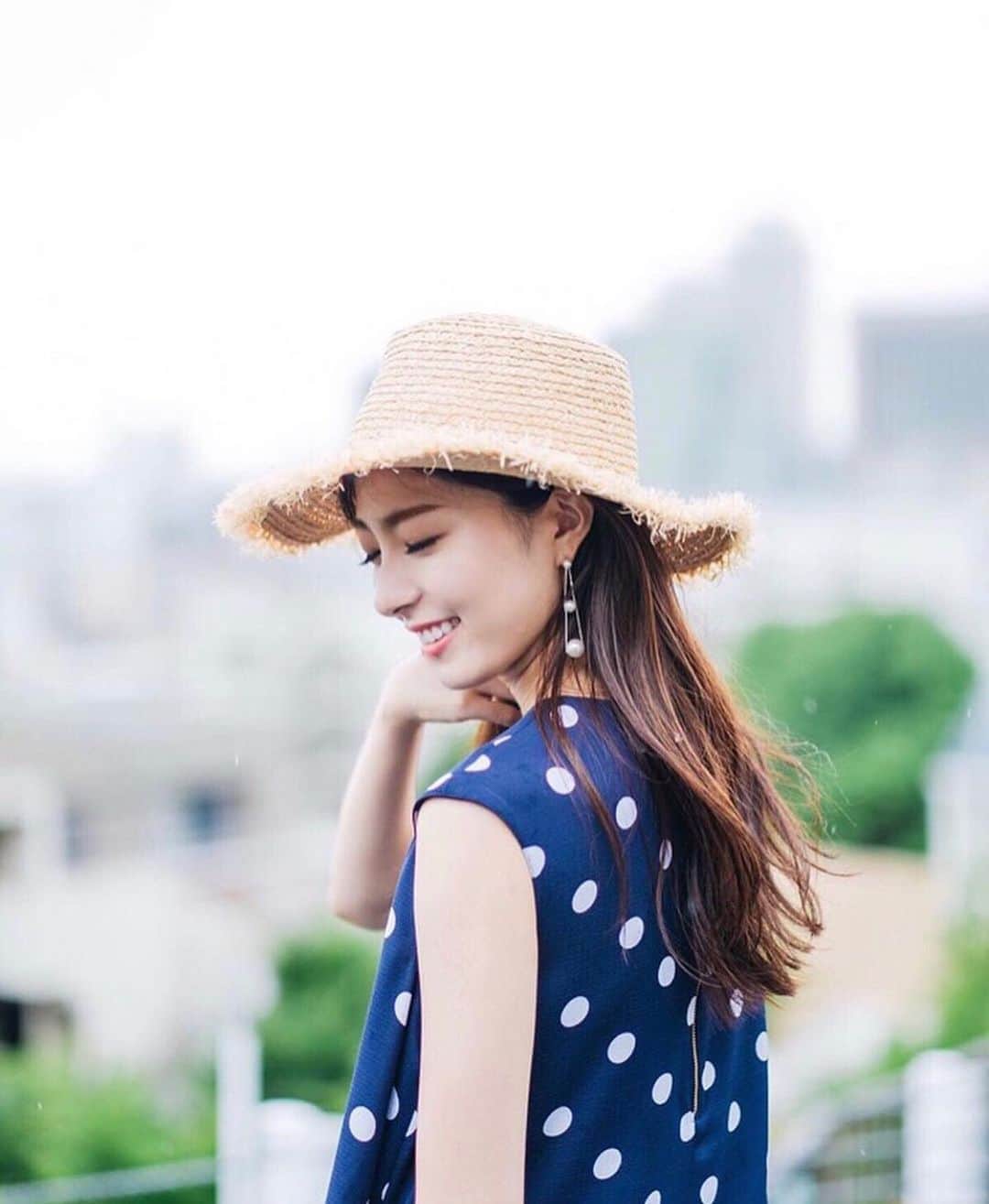 湯浅喬子のインスタグラム：「. 日焼けしたお肌におススメの美容液♡ . @cosmekitch で購入した Cブースター トリートメント😌 . まずは、2週間集中ケアから！ 翌日お肌がワントーン明るくなってる💕 . #トリロジー#Cブースタートリートメント#コスメキッチン」