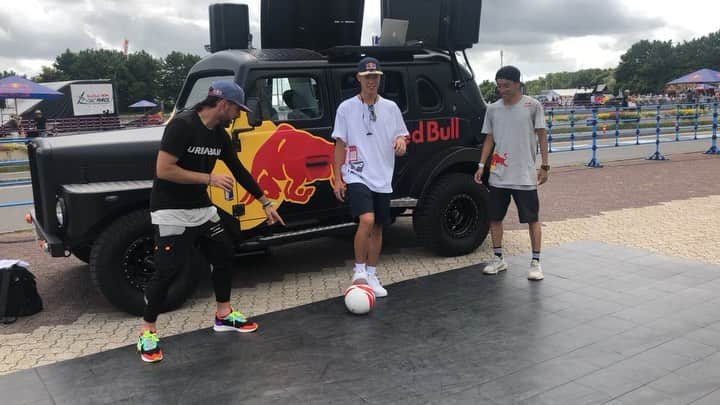 小林陵侑のインスタグラム：「🔥⚽️🔥⚽️🔥 最強の二人と🤝 @seanfreestyle & @tokura_freestyle  #ありがとう #redbull @redbulljapan  #フリースタイルフットボール  #スキージャンプ #tokura #土屋ホーム #ryoyukobayashi  #3人 #世界チャンピョン」