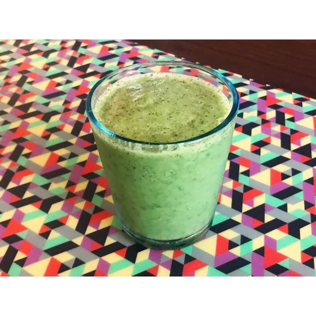 のインスタグラム：「🥬🍎🍌🥛🍊 我が家のフレッシュジュース☆ ●小松菜ジュース ●りんごヨーグルト ●黒胡麻バナナ  などなど 本当はキウイとかも好きで作りたいのだけど・・・ 喉がジガジガするから我慢！！ 水・砂糖・氷を使わないのが美味しい秘訣☆ #Japan #Tokyo #fruits #freshjuice #photo #akephoto #フレッシュジュース #果物 #野菜 #我が家の一杯 #model #satorujapan #akemigondo #モデル #サトルジャパン #権藤朱実 →@satorujapan_official @akemigondo ☑︎プロフィールのリンクにてblog更新中☺︎ My blog『ake photo』 →http://ameblo.jp/akemi-gondo/」