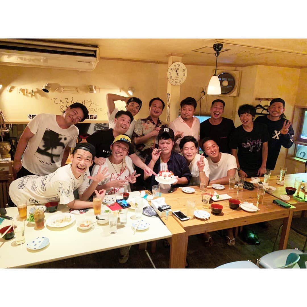 のインスタグラム：「昨日仲間達が早めの誕生日会をやってくれたよ。 帰りは台風で傘も吹っ飛ぶし、タクシーもまったく捕まらんかったよ。 朝方空いてる店もなかなかなくてやよい軒で雨乞いしたよ。 なんちゅう日にやっとんか！ 忘れられない思い出になったよ。 みんなありがとう！  #おじさんがおじさんを囲む会。」