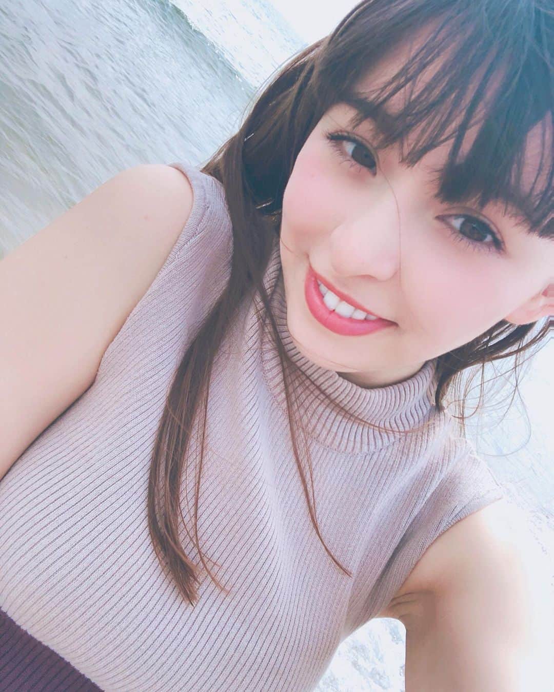 アイシスのインスタグラム：「台風、こわかったあ。 みんなは大丈夫だったかなあ。  嵐の夜って昔から本当に苦手だったけれど、大人になっても変わらない。 家が壊れるんじゃないかって怯えながら布団にくるまって、 少し眠れたと思ったら悪夢ばかり見て。 朝が来てくれてよかった。明けない夜はないね。  さて。もう9月！  まだまだ残暑の厳しい日々が続くけれど、 この暑さの余韻すらも楽しめるようなひとになりたいざます👼  今年の夏は目まぐるしく過ぎて行ったなあ。 けど、学生の頃ぶりに感性を揺さぶられる、彩り豊かな夏だった。  飾らないで、目を曇らせないで。 斜に構えないでしっかり素直に感じて。  生き急いで来てしまったけれど、 やっぱり心は大人にはなりきれていなくて。 型にはめられることに違和感を覚えていて。 人が決めた「わたしらしさ」をなぞることが苦しくなって。 自分でそれを自覚するには大事なタイミングだったのかも。 もうすこし 等身大 でもいいのかな。  この夏、たくさんキラキラしたものを見つけられたと思う。  自分がなりたかった自分に、 素直になって一歩でも近づけるように。  今日も生きるぞ！えいえいおー！  #夏休み #夏の終わり #airsofter #airsoftgirl #2019夏休み #台風こわかった #サバゲー女子の日常 #普段はサバゲーマー #海 #諦めてたけど一度だけ行けたよ #しあわせ #ビジョビ」