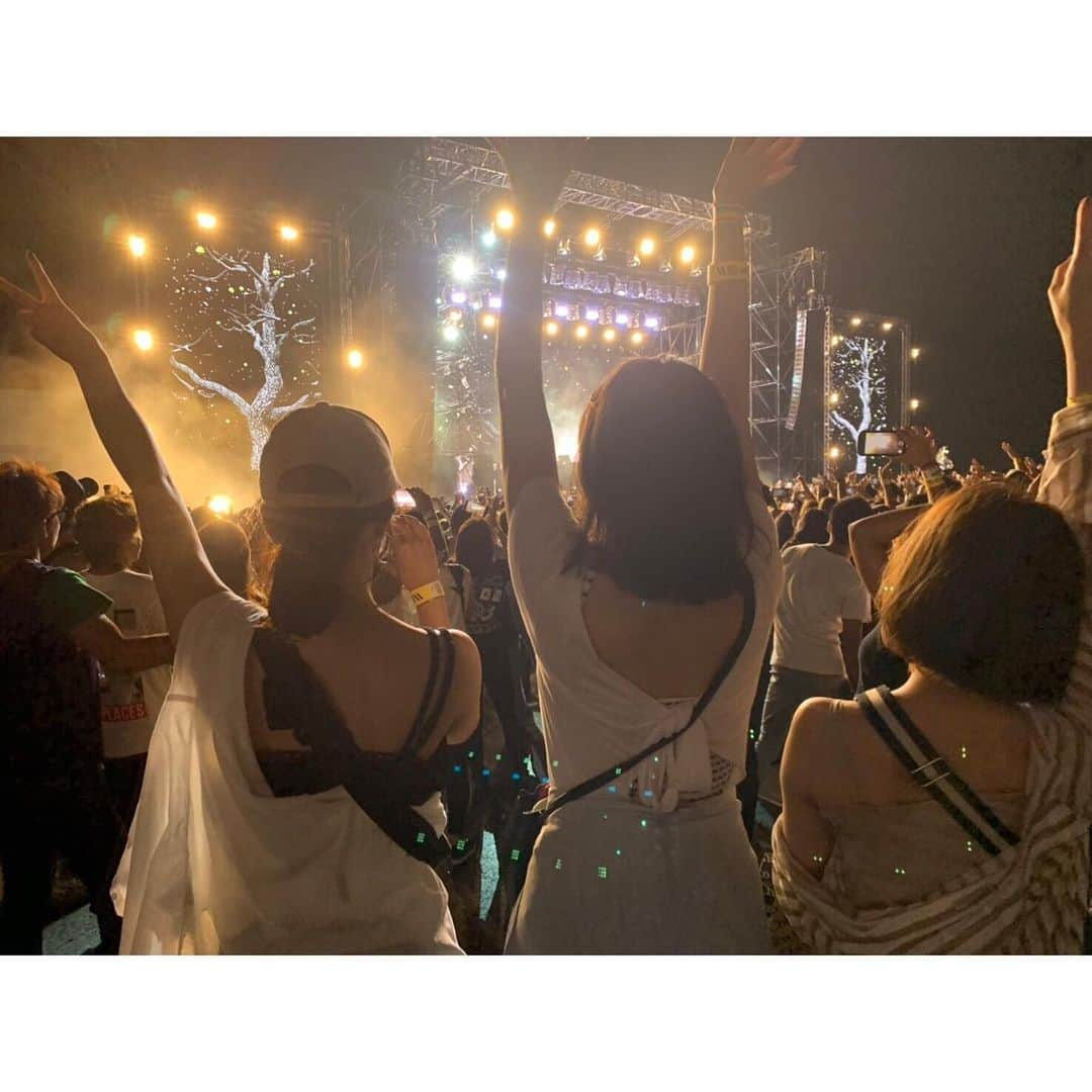 川村茉由さんのインスタグラム写真 - (川村茉由Instagram)「WIRED MUSIC FESTIVAL🎶 大好きな人たちと 心地いい音楽聞きながらの お酒…最高だったな〜🥺♥️ 事務所のみんなに会えて 楽しすぎた🥺🥺🥺 * kygoのHigher Love、 あがったなぁ〜🥺✨ * 昼過ぎから行ったのに、 終わり頃は腰が砕けそうに 痛くて歳を感じた…🙄 * #wiredmusicfestival #music #kygo #higherlove #blackpink  #centraljapan #happy #love #like #instagood #follow #me #フェス #フェスコーデ」9月9日 13時42分 - mayupi_k