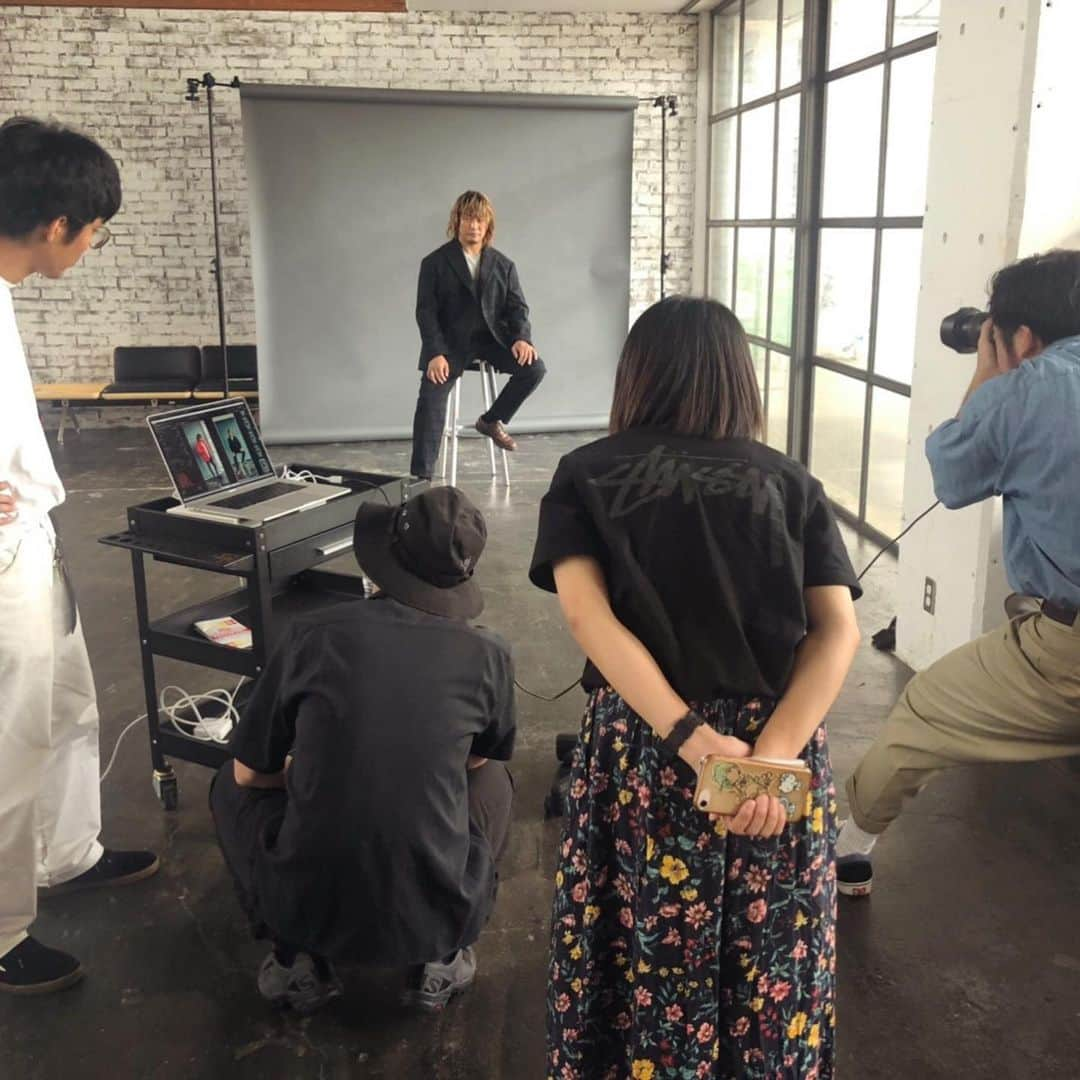 棚橋弘至さんのインスタグラム写真 - (棚橋弘至Instagram)「#uomo_magazine の撮影でした。10月25日発売。アウターを選んでからの私服とのミックススタイル。ヒャッハー♪ #モデル橋」9月9日 13時51分 - hiroshi_tanahashi