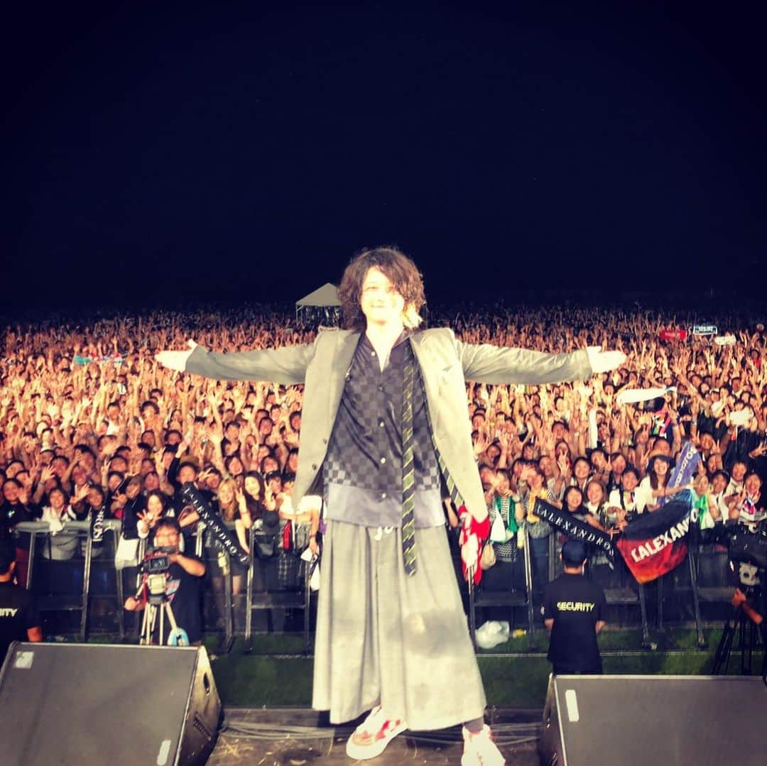 磯部寛之さんのインスタグラム写真 - (磯部寛之Instagram)「Experiencing how it feels like to be a frontman. Photo taken by the real, our one and only frontman Yoohei. Thank you BERRYTEN for a memorable time. Hiro フロントマン気分満喫中◎本物の、我々の唯一無二のフロントマン洋平はこの写真を撮ってくれてます。ベリテン、記憶に残る時間をありがとうございました。 ひろ #alexandros #berrytenlive #moka #夏フェス #終了 #皆さん #ありがとう #ございました #なるほど #フロントマン #って #こんな #気分 #なのね #いいじゃない #か」9月9日 13時47分 - hiro_isobe_alexandros