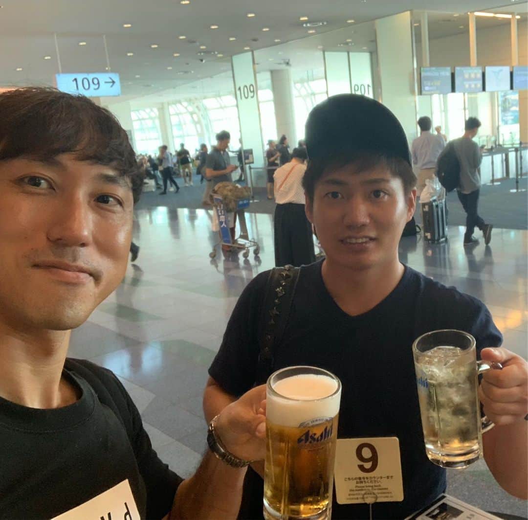 大嶋和也さんのインスタグラム写真 - (大嶋和也Instagram)「やっとの思いで空港たどり着いたけど全然何時に飛ぶのかわかりません笑 とりあえず飲みます笑」9月9日 13時50分 - kazuya_oshima