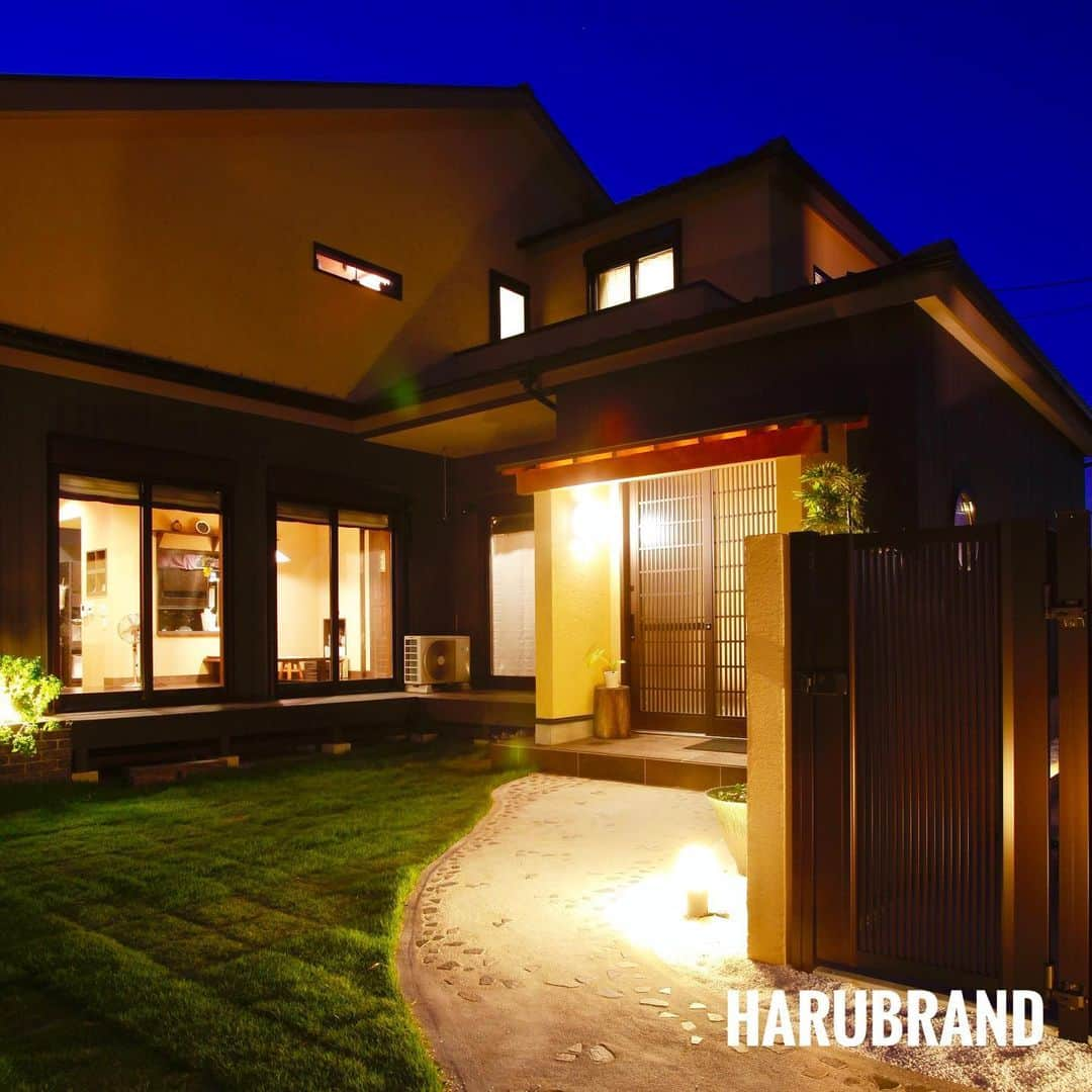 デザイナーズ住宅会社ハルブランドのインスタグラム：「こんにちは🏠 . . . HaruBrandの夜のお家セレクション🌠🌠🌠 . . . 毎日疲れた心身に癒しはいかがでしょうか？？🌴🌴🌴 . . . お家でリゾートライフ🌴🌴🌴 . . . . . . ▶︎▶︎more photos...@harubrand . . . #harubrand #ハルブランド #工務店 #新築 #リフォーム #リノベーション #注文住宅 #住宅 #設計 #自然素材 #無垢 #家づくり  #マイホーム  #インテリア  #リビング #リビングダイニング #間取り #マイホーム計画 #マイホーム計画中の人と繋がりたい #パッシブデザイン #instahouse  #知立 #刈谷 #安城 #リゾートライフ #マイホーム計画中の人と繋がりたい #オープンハウス #外構 #ガーデン #照明プランニング」