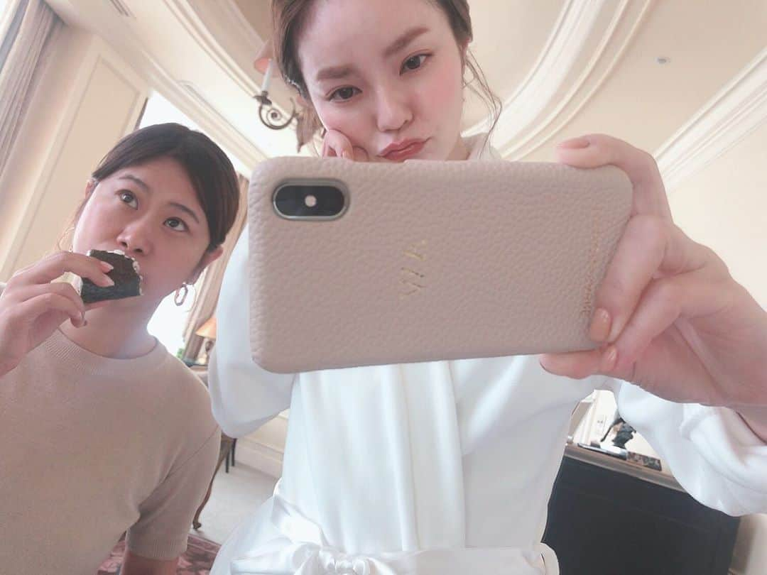 藤井明子さんのインスタグラム写真 - (藤井明子Instagram)「昨日もインスタライブをご覧くださりありがとうございますた( ´ ▽ ` )ヘアメイクのジョージちゃん @george828  と前泊してからの撮影は台風の影響で遅れてスタート。  衣装は自前で、 @mangata.m  の超お気に入りのワンピース！  どこのですかとご質問いただくiPhoneケース。 @maisondesabre  のものですよ！イニシャル入り♡  #オサレ前髪 #モグモグタイム #iPhoneケース #maisondesabre #メゾンドサブレ #実はワクイアキコ #イニシャルAW #AFとかAKKとかAKOとかFJKとかTROとかたくさん考えたけど結果一番字面が可愛げなAWになった件 #ヘアメイク#メイク#コーデ#ワンピース」9月9日 14時07分 - fujiko0207