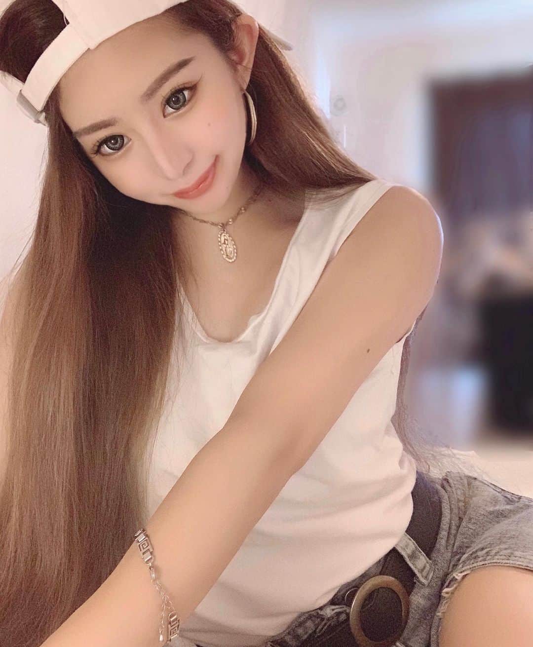 のインスタグラム：「. . cap女子どお？🧢 . 帽子集めるのハマってて もう秋やしニット帽も欲しい💓 . #gal #ギャル #cap女子 #後ろにcap #被るタイプ #デニムコーデ」