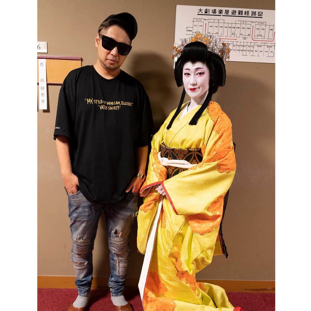 片桐舞子さんのインスタグラム写真 - (片桐舞子Instagram)「👘🏯✨ . 国立劇場大劇場で行われた二代目 西﨑緑 舞踊公演では、「島の千歳」（しまのせんざい）という長唄の演目を踊りました。 . おめでたい祝儀曲のひとつで、前半は長絹に立烏帽子、白鞘巻を身につけた白拍子の男装舞、後半は振袖姿の女舞となる演目です。 . 写真は踊り終わった後なので振袖姿にて、見に来てくれたみんなとお写真を撮りました❤️ みんな応援ありがとう💕💕💕 ミュージシャン、ダンサー、目の超えた芸能関係者ばっかりでこんなメンバーをお客さんで呼んでいいのかい？と我ながら感じた楽屋裏(笑) . そして、3枚目のお写真では一緒に踊ったメンバー4人で。 本来であれば、まだ名取も持っていない私が名取の皆様と一緒に国立劇場という大舞台に立たせていただくなんて、普通ありえないことですが、二代目先生や小さい頃ずっと習っていた私の師匠、緑恵美先生（私の隣の方）のお声があり、門下生として大きな経験をさせていただけました。 . 加えて、緑恵美先生の元で孫名取となった母、緑恵華と一緒に踊ることができたことも、本当にありがたく思います。 . 母、私のお仲間との写真にもガンガン写ってるよね、さすがうちのMaMa(笑) . 日舞投稿、もうちょい続きまーす👘✨ コメント興味持ってくれる方が沢山で嬉しい🙇‍♀️💕 . #日本舞踊 #日舞 #西﨑緑舞踊研究所 #西﨑流 #国立劇場大劇場 #島の千歳 #着物 #古典芸能 #片桐舞子 #まだ名前はない #名取目指して修行中 #あんみつ姫 #って友達が言ってたw #たしかにその感じ #nichibu #nihonbuyo #白塗りメイク #長唄 #古典舞踊」9月9日 19時34分 - mays_maiko