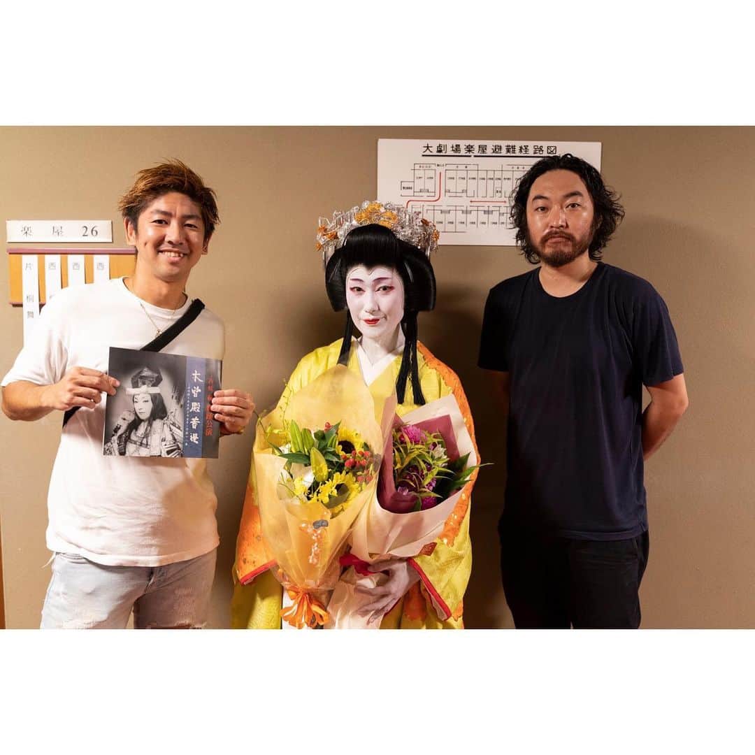 片桐舞子さんのインスタグラム写真 - (片桐舞子Instagram)「👘🏯✨ . 国立劇場大劇場で行われた二代目 西﨑緑 舞踊公演では、「島の千歳」（しまのせんざい）という長唄の演目を踊りました。 . おめでたい祝儀曲のひとつで、前半は長絹に立烏帽子、白鞘巻を身につけた白拍子の男装舞、後半は振袖姿の女舞となる演目です。 . 写真は踊り終わった後なので振袖姿にて、見に来てくれたみんなとお写真を撮りました❤️ みんな応援ありがとう💕💕💕 ミュージシャン、ダンサー、目の超えた芸能関係者ばっかりでこんなメンバーをお客さんで呼んでいいのかい？と我ながら感じた楽屋裏(笑) . そして、3枚目のお写真では一緒に踊ったメンバー4人で。 本来であれば、まだ名取も持っていない私が名取の皆様と一緒に国立劇場という大舞台に立たせていただくなんて、普通ありえないことですが、二代目先生や小さい頃ずっと習っていた私の師匠、緑恵美先生（私の隣の方）のお声があり、門下生として大きな経験をさせていただけました。 . 加えて、緑恵美先生の元で孫名取となった母、緑恵華と一緒に踊ることができたことも、本当にありがたく思います。 . 母、私のお仲間との写真にもガンガン写ってるよね、さすがうちのMaMa(笑) . 日舞投稿、もうちょい続きまーす👘✨ コメント興味持ってくれる方が沢山で嬉しい🙇‍♀️💕 . #日本舞踊 #日舞 #西﨑緑舞踊研究所 #西﨑流 #国立劇場大劇場 #島の千歳 #着物 #古典芸能 #片桐舞子 #まだ名前はない #名取目指して修行中 #あんみつ姫 #って友達が言ってたw #たしかにその感じ #nichibu #nihonbuyo #白塗りメイク #長唄 #古典舞踊」9月9日 19時34分 - mays_maiko