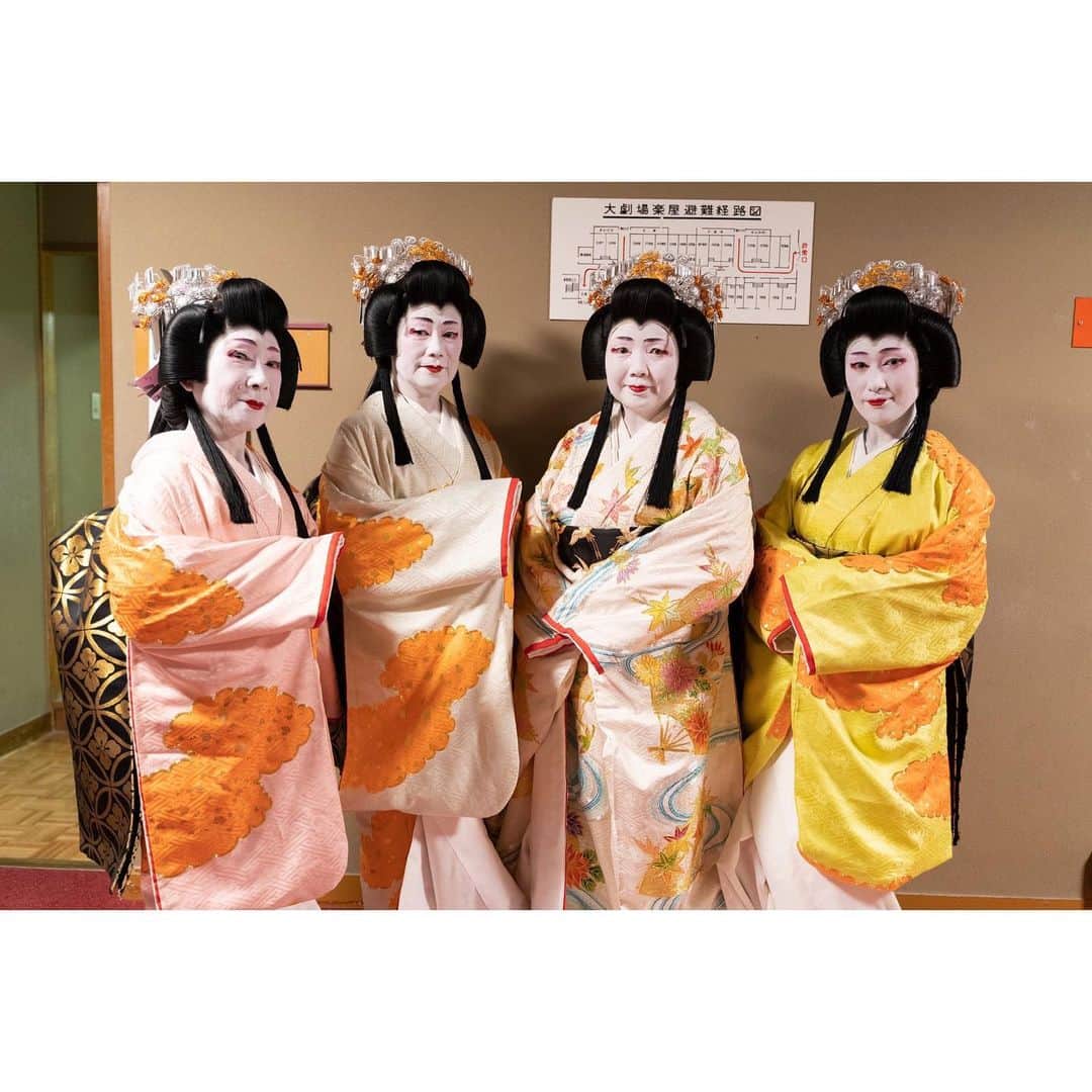 片桐舞子さんのインスタグラム写真 - (片桐舞子Instagram)「👘🏯✨ . 国立劇場大劇場で行われた二代目 西﨑緑 舞踊公演では、「島の千歳」（しまのせんざい）という長唄の演目を踊りました。 . おめでたい祝儀曲のひとつで、前半は長絹に立烏帽子、白鞘巻を身につけた白拍子の男装舞、後半は振袖姿の女舞となる演目です。 . 写真は踊り終わった後なので振袖姿にて、見に来てくれたみんなとお写真を撮りました❤️ みんな応援ありがとう💕💕💕 ミュージシャン、ダンサー、目の超えた芸能関係者ばっかりでこんなメンバーをお客さんで呼んでいいのかい？と我ながら感じた楽屋裏(笑) . そして、3枚目のお写真では一緒に踊ったメンバー4人で。 本来であれば、まだ名取も持っていない私が名取の皆様と一緒に国立劇場という大舞台に立たせていただくなんて、普通ありえないことですが、二代目先生や小さい頃ずっと習っていた私の師匠、緑恵美先生（私の隣の方）のお声があり、門下生として大きな経験をさせていただけました。 . 加えて、緑恵美先生の元で孫名取となった母、緑恵華と一緒に踊ることができたことも、本当にありがたく思います。 . 母、私のお仲間との写真にもガンガン写ってるよね、さすがうちのMaMa(笑) . 日舞投稿、もうちょい続きまーす👘✨ コメント興味持ってくれる方が沢山で嬉しい🙇‍♀️💕 . #日本舞踊 #日舞 #西﨑緑舞踊研究所 #西﨑流 #国立劇場大劇場 #島の千歳 #着物 #古典芸能 #片桐舞子 #まだ名前はない #名取目指して修行中 #あんみつ姫 #って友達が言ってたw #たしかにその感じ #nichibu #nihonbuyo #白塗りメイク #長唄 #古典舞踊」9月9日 19時34分 - mays_maiko