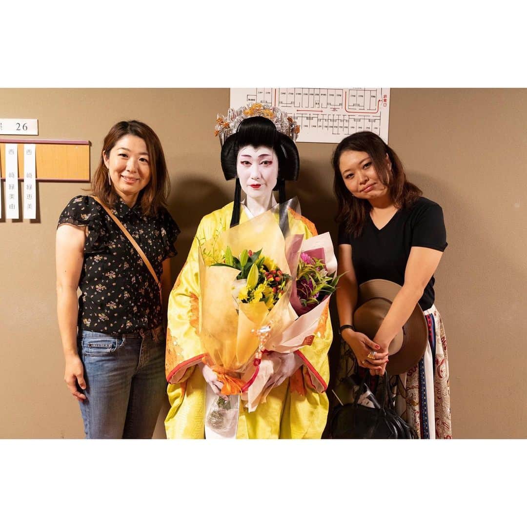 片桐舞子さんのインスタグラム写真 - (片桐舞子Instagram)「👘🏯✨ . 国立劇場大劇場で行われた二代目 西﨑緑 舞踊公演では、「島の千歳」（しまのせんざい）という長唄の演目を踊りました。 . おめでたい祝儀曲のひとつで、前半は長絹に立烏帽子、白鞘巻を身につけた白拍子の男装舞、後半は振袖姿の女舞となる演目です。 . 写真は踊り終わった後なので振袖姿にて、見に来てくれたみんなとお写真を撮りました❤️ みんな応援ありがとう💕💕💕 ミュージシャン、ダンサー、目の超えた芸能関係者ばっかりでこんなメンバーをお客さんで呼んでいいのかい？と我ながら感じた楽屋裏(笑) . そして、3枚目のお写真では一緒に踊ったメンバー4人で。 本来であれば、まだ名取も持っていない私が名取の皆様と一緒に国立劇場という大舞台に立たせていただくなんて、普通ありえないことですが、二代目先生や小さい頃ずっと習っていた私の師匠、緑恵美先生（私の隣の方）のお声があり、門下生として大きな経験をさせていただけました。 . 加えて、緑恵美先生の元で孫名取となった母、緑恵華と一緒に踊ることができたことも、本当にありがたく思います。 . 母、私のお仲間との写真にもガンガン写ってるよね、さすがうちのMaMa(笑) . 日舞投稿、もうちょい続きまーす👘✨ コメント興味持ってくれる方が沢山で嬉しい🙇‍♀️💕 . #日本舞踊 #日舞 #西﨑緑舞踊研究所 #西﨑流 #国立劇場大劇場 #島の千歳 #着物 #古典芸能 #片桐舞子 #まだ名前はない #名取目指して修行中 #あんみつ姫 #って友達が言ってたw #たしかにその感じ #nichibu #nihonbuyo #白塗りメイク #長唄 #古典舞踊」9月9日 19時34分 - mays_maiko