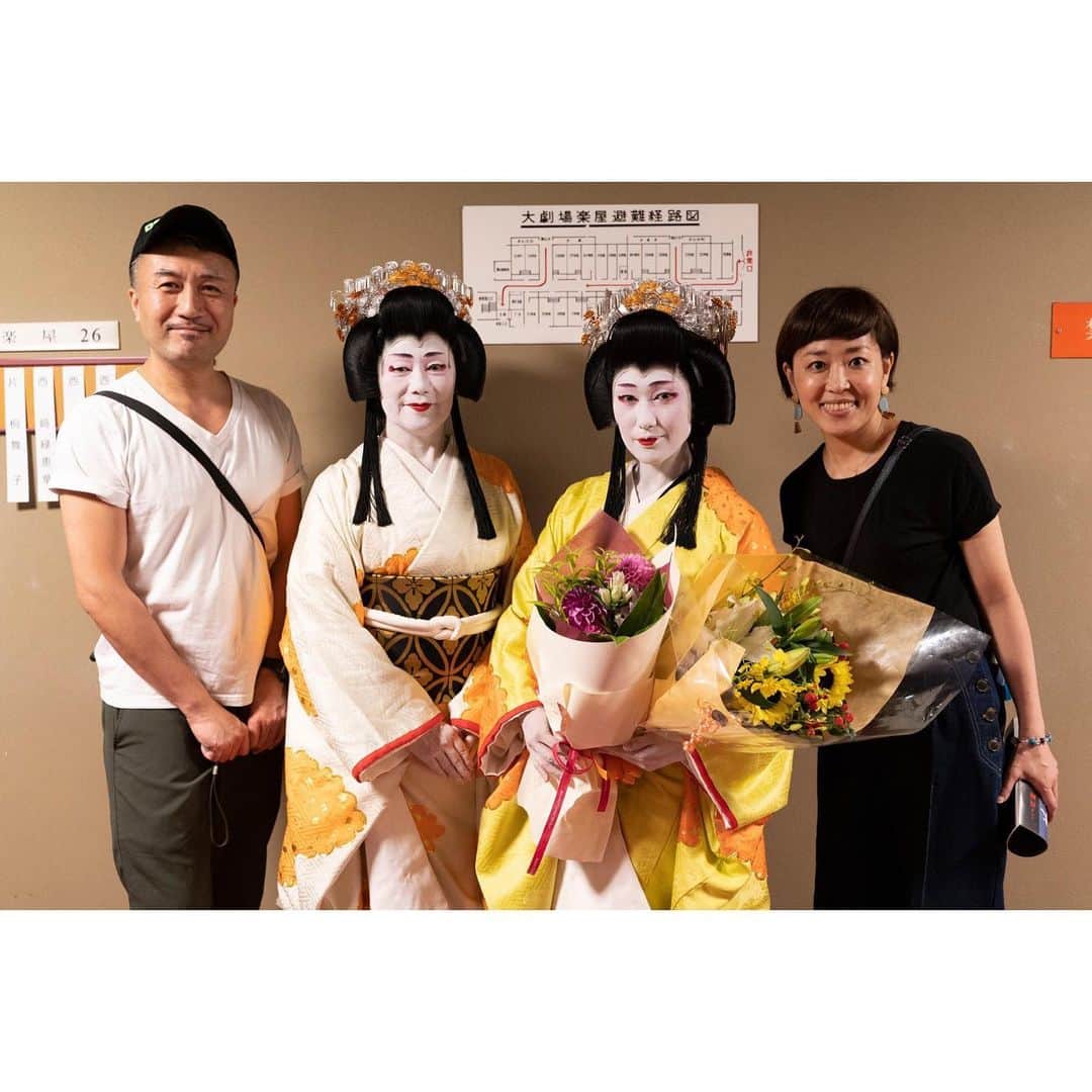 片桐舞子さんのインスタグラム写真 - (片桐舞子Instagram)「👘🏯✨ . 国立劇場大劇場で行われた二代目 西﨑緑 舞踊公演では、「島の千歳」（しまのせんざい）という長唄の演目を踊りました。 . おめでたい祝儀曲のひとつで、前半は長絹に立烏帽子、白鞘巻を身につけた白拍子の男装舞、後半は振袖姿の女舞となる演目です。 . 写真は踊り終わった後なので振袖姿にて、見に来てくれたみんなとお写真を撮りました❤️ みんな応援ありがとう💕💕💕 ミュージシャン、ダンサー、目の超えた芸能関係者ばっかりでこんなメンバーをお客さんで呼んでいいのかい？と我ながら感じた楽屋裏(笑) . そして、3枚目のお写真では一緒に踊ったメンバー4人で。 本来であれば、まだ名取も持っていない私が名取の皆様と一緒に国立劇場という大舞台に立たせていただくなんて、普通ありえないことですが、二代目先生や小さい頃ずっと習っていた私の師匠、緑恵美先生（私の隣の方）のお声があり、門下生として大きな経験をさせていただけました。 . 加えて、緑恵美先生の元で孫名取となった母、緑恵華と一緒に踊ることができたことも、本当にありがたく思います。 . 母、私のお仲間との写真にもガンガン写ってるよね、さすがうちのMaMa(笑) . 日舞投稿、もうちょい続きまーす👘✨ コメント興味持ってくれる方が沢山で嬉しい🙇‍♀️💕 . #日本舞踊 #日舞 #西﨑緑舞踊研究所 #西﨑流 #国立劇場大劇場 #島の千歳 #着物 #古典芸能 #片桐舞子 #まだ名前はない #名取目指して修行中 #あんみつ姫 #って友達が言ってたw #たしかにその感じ #nichibu #nihonbuyo #白塗りメイク #長唄 #古典舞踊」9月9日 19時34分 - mays_maiko
