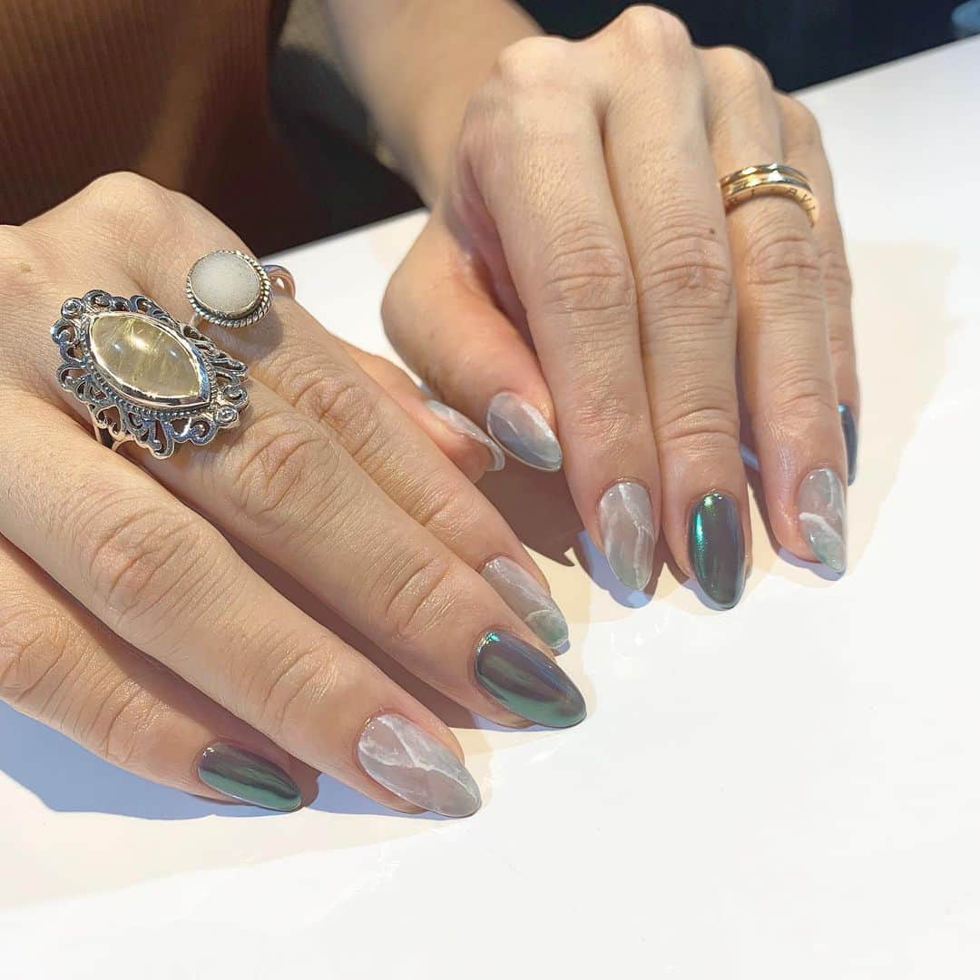 RUBY&ONYX by Kanako Miuraのインスタグラム：「green💚 ・ ・  9/12  16:00〜.18:00〜.18:30〜 9/13 15:30〜 9/16  11:00〜.13:30〜.16:00〜.17:30〜 ご案内可能です♥︎ お子様もお隣に座れるペアルームや個室もございます💡 ・ ・ ・ 🌿月額制もやってます🌿 ○プレミアム会員(ハンド&フット)¥29,800(税抜)・ ○ハンドレギュラー会員¥14,800(税抜)・ ○フットレギュラー会員¥14,800(税抜)・ ・ それぞれ全てのメニューが月に何度でもご利用頂けます。  ご予約、お問い合わせはDMまたは 0354595882 LINE ID：@ rubynail までお気軽にどうぞ💫  #daikanyama#nailsalon#nail#gelnail#rubyandonyx#summer#summernails#handnail#mode#cool#studs#menscare#ART#autumnnails#メンズネイル#メンズケア#定額制ネイル#通い放題#ジェルネイル#ネイル#ノーサンディング#ショートネイル#代官山ネイルサロン#トレンドネイル#ユニコーンネイル」