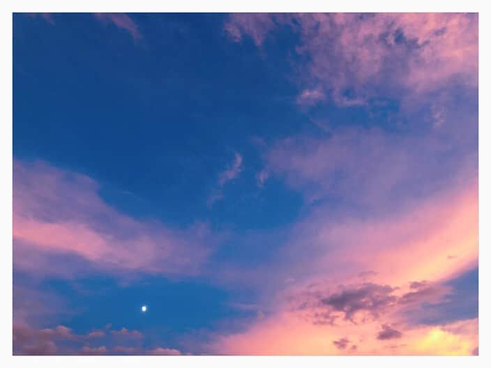 山岸愛梨さんのインスタグラム写真 - (山岸愛梨Instagram)「台風後の月と夕焼け！  #空 #夕焼け #月 #台風」9月9日 19時35分 - airi_yamagishi