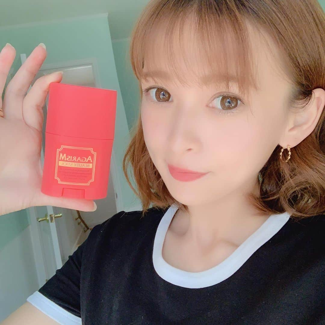 町田亜里香さんのインスタグラム写真 - (町田亜里香Instagram)「コスパ最強アイテム🥰❤️ ゴリゴリってマッサージするだけで お顔がすっきりするの✨ メイク前💄は必ずと言っていいほど マッサージするようにしてる🥺❤︎ YouTubeみて顔小さくなってない！って コメントくださった方がいて🙇‍♂️ めちゃくちゃ嬉しかった（ ; ; ） . . 継続は力なり。ですね🥰🙏 . . 格安でお顔をシュッとさせたい方は、 #agarism チェックしてみてね🙄❤︎ . . #akaran #小顔矯正 #小顔マッサージ #小顔ケア #小顔 #マッサージ #アガリズム  #アガリズム生活 #ママ #まま #簡単ケア  #お家でエステ #忙しい方必見 #ダイエット」9月9日 19時36分 - ari_gram_111