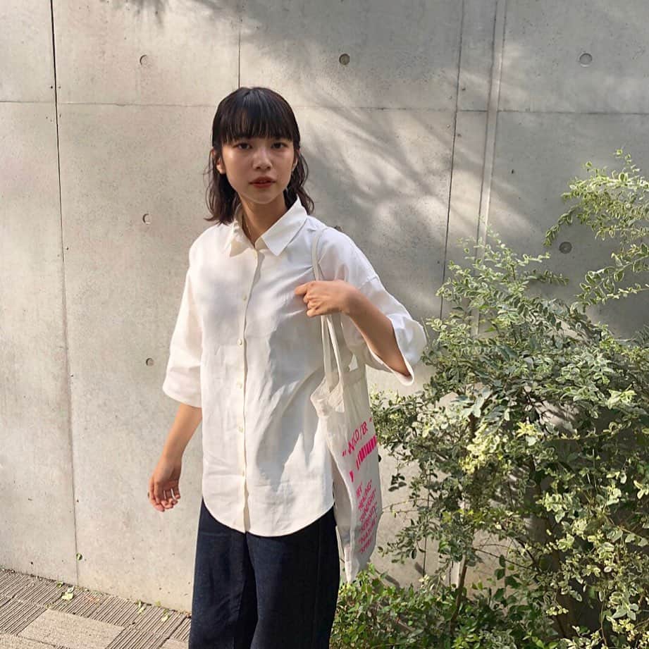 宮崎葉さんのインスタグラム写真 - (宮崎葉Instagram)「ㅤ 🥼🥼🥼 漂白をしていない少し生成りの白色。 今日早速口紅をつけてしまって、 自分のぽんこつさに激萎え。 裾のタグはたぶん外すんやろうけど、可愛いからつけといた🏷🏷 🎁 by @yurippa93  thanks ♡♡ #葉服」9月9日 19時37分 - you_miyazaki
