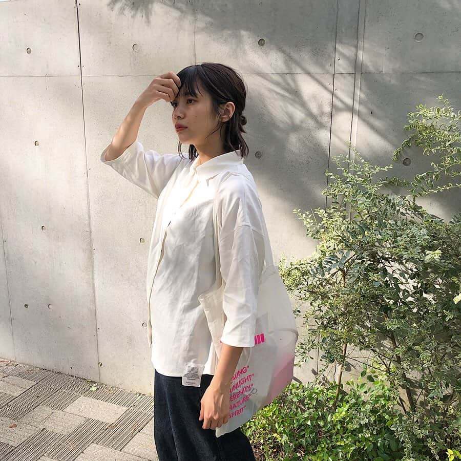 宮崎葉さんのインスタグラム写真 - (宮崎葉Instagram)「ㅤ 🥼🥼🥼 漂白をしていない少し生成りの白色。 今日早速口紅をつけてしまって、 自分のぽんこつさに激萎え。 裾のタグはたぶん外すんやろうけど、可愛いからつけといた🏷🏷 🎁 by @yurippa93  thanks ♡♡ #葉服」9月9日 19時37分 - you_miyazaki