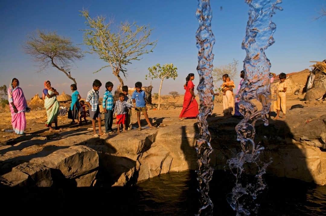 のインスタグラム：「Photo by Lynsey Addario @lynseyaddario | Indians frantically connect a hose to a water tanker in Dhole Vasti, in the state of Maharashtra, as a tanker comes to deliver water for the first time in five days. There were severe water shortages all throughout the area, and many areas were totally dependent on tankers. Shot in September 2008. To see more of my work, follow @lynseyaddario.」