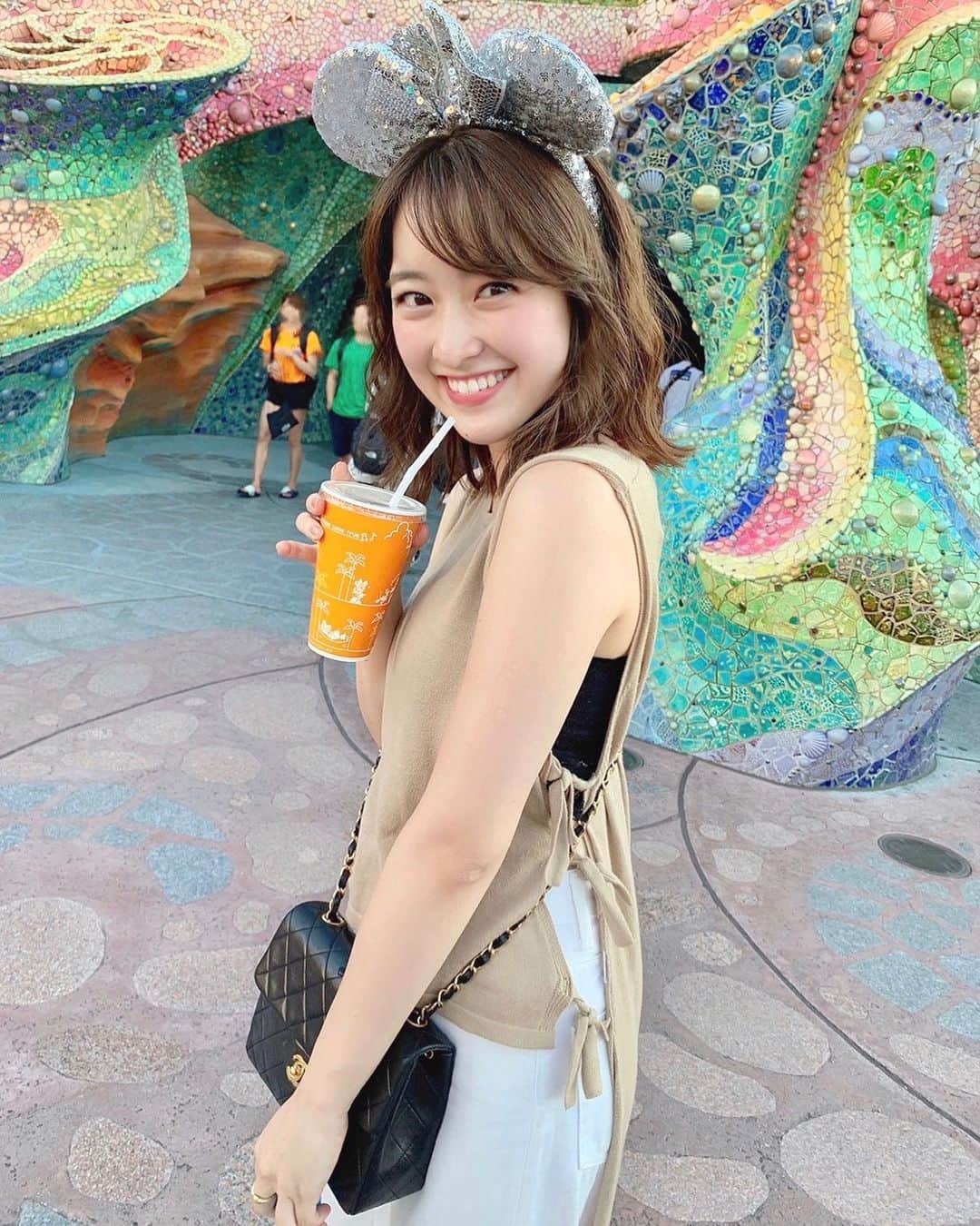 大野愛友佳のインスタグラム：「気づいたら1年ぶりのディズニーだった🏰✨ 仕事終わりにいってきた！ . 秋物着たいけど、 まだ暖かいから洋服に迷う季節ー。 . . これからあんなとGUにいく。 お買い物企画だ。 .」