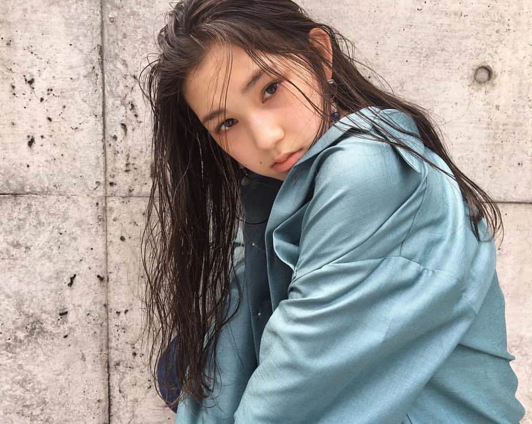 カワシリアツシのインスタグラム：「今月のお休みは10.11.17.22〜25となっております。 別日でご予約お待ちしてます◎ ・ ・ ・オリジナル配合で他にはできないカラー ・◎ ・ ・退色が気になるブリーチカラー用に ・3週間以内のメンテナンスメニューもご用 ・意してます☺︎ ・ ・大切な髪の毛を髪質やダメージレベルに ・合わせ丁寧にブリーチ・カラーいたしま ・す☺︎ ・ ・ブリーチの回数がわからない。 ・料金が気になる。 ・なんでもご気軽にご相談ください😊 ・ ・ご予約やご相談はDM・LINE・NETより ・お待ちしております。 ・ ・ ・  #アディクシー #イルミナカラー  #外国人風カラー #ミニボブ #切りっぱなしボブ #ハイライト #外ハネ #グラデーション #ベージュ#ポートレート #Wカラー #ストキュア #美容学生 #撮影 #ウルフヘア #ウルフカット  #ショートヘア #グレージュ  #ブルージュ #ブリーチ #portrait #フィルムカメラ #hairstyle #ショートカット #haircolor #ハイトーン #데일리룩 #时尚 #แฟชั่น#デジキュア」