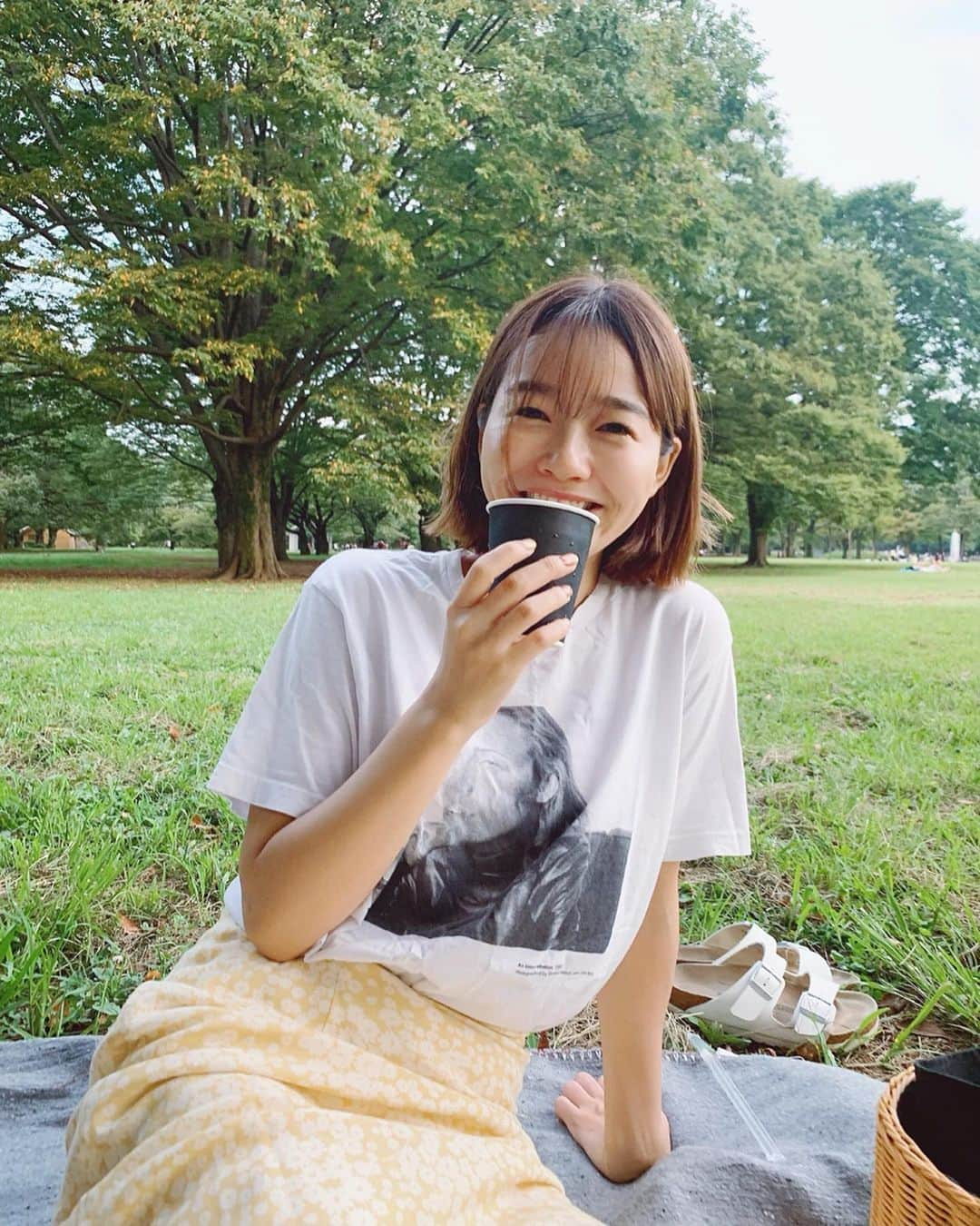 猪鼻ちひろさんのインスタグラム写真 - (猪鼻ちひろInstagram)「picnic lovers❤️﻿ のんびりゴロゴロしてたら夜になっていた。笑﻿ コーヒーと同じ色のペディキュア、お気に入りです☕️﻿ ﻿ みーちゃんがその場で豆を挽いて﻿ 美味しいコーヒーを淹れてくれたんだぁ。﻿ 氷も持ってきてくれていて、﻿ なんと、アイスコーヒーになった。﻿ ピザポテトのチーズが多いところも、くれた。笑﻿ 優しさって幸せな気持ちになるね♡﻿ ﻿ とっても素敵な休日にしてくれてありがとう♡﻿ 秋はなにする？☺️﻿ ﻿ #ムービーはストーリーズに笑 ﻿ #猪鼻ネイル #ペディキュア #茶色ネイル  #転んで痣ができて濃い色しか塗れなかった！笑」9月9日 14時18分 - inohanachihiro