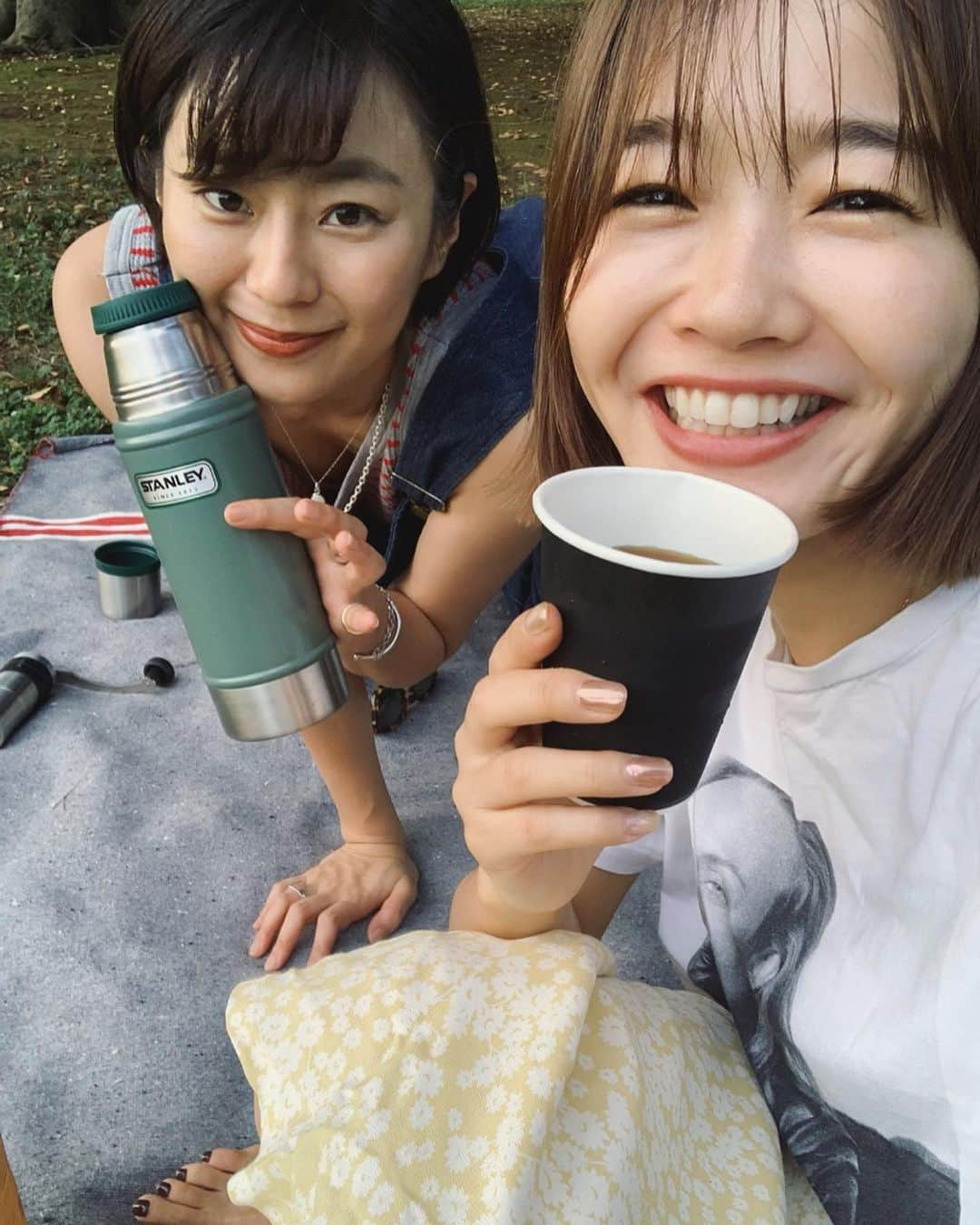 猪鼻ちひろさんのインスタグラム写真 - (猪鼻ちひろInstagram)「picnic lovers❤️﻿ のんびりゴロゴロしてたら夜になっていた。笑﻿ コーヒーと同じ色のペディキュア、お気に入りです☕️﻿ ﻿ みーちゃんがその場で豆を挽いて﻿ 美味しいコーヒーを淹れてくれたんだぁ。﻿ 氷も持ってきてくれていて、﻿ なんと、アイスコーヒーになった。﻿ ピザポテトのチーズが多いところも、くれた。笑﻿ 優しさって幸せな気持ちになるね♡﻿ ﻿ とっても素敵な休日にしてくれてありがとう♡﻿ 秋はなにする？☺️﻿ ﻿ #ムービーはストーリーズに笑 ﻿ #猪鼻ネイル #ペディキュア #茶色ネイル  #転んで痣ができて濃い色しか塗れなかった！笑」9月9日 14時18分 - inohanachihiro