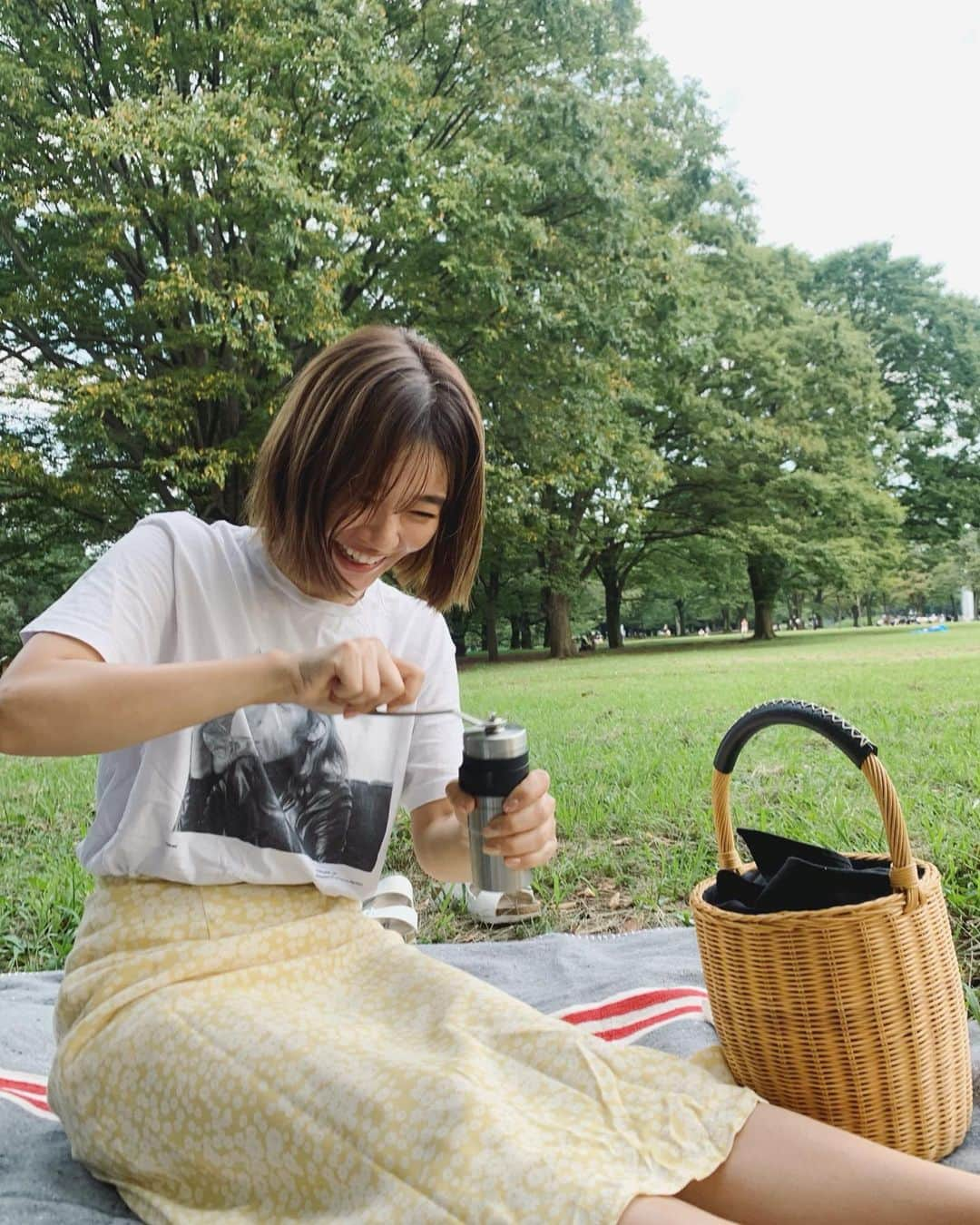 猪鼻ちひろさんのインスタグラム写真 - (猪鼻ちひろInstagram)「picnic lovers❤️﻿ のんびりゴロゴロしてたら夜になっていた。笑﻿ コーヒーと同じ色のペディキュア、お気に入りです☕️﻿ ﻿ みーちゃんがその場で豆を挽いて﻿ 美味しいコーヒーを淹れてくれたんだぁ。﻿ 氷も持ってきてくれていて、﻿ なんと、アイスコーヒーになった。﻿ ピザポテトのチーズが多いところも、くれた。笑﻿ 優しさって幸せな気持ちになるね♡﻿ ﻿ とっても素敵な休日にしてくれてありがとう♡﻿ 秋はなにする？☺️﻿ ﻿ #ムービーはストーリーズに笑 ﻿ #猪鼻ネイル #ペディキュア #茶色ネイル  #転んで痣ができて濃い色しか塗れなかった！笑」9月9日 14時18分 - inohanachihiro