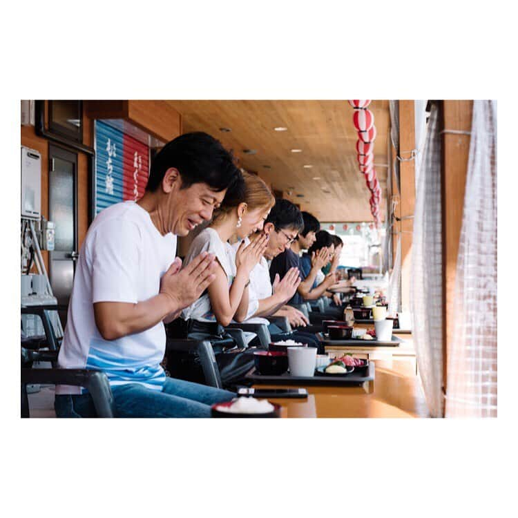 浜崎美保さんのインスタグラム写真 - (浜崎美保Instagram)「思い出の朝ごはん🍚☀️ ・ ・ スタッフのみなさんといただきまーす😊🙏🍚 ・ ・ ・ 港の市場でいただく朝ごはんは幸せなしあわせな一日のはじまりでした😌💕 ・ ・ ・ 目の前に広がる穏やかな海 気持ちのいい朝日 ・ ・ ・ とっっっっっっっっても美味しかった😌 ・ ・ ・ 人を笑顔にする勝浦の朝ごはん😊🍚 ・ ・ ・ 思い出すと涙がでちゃう😂 ・ ・ ・ 😌💕 ・ ・ ・ #和歌山 #わかやま和み暮らし #なんて素敵な和歌山なんでしょう #スカロケ  #スカロケ的和歌山旅 #スカロケ移住推進部 ・ #勝浦 #朝ごはん #市場ごはん #勝浦漁港 #にぎわい市場 #市場ごはんしげ #さくらびんちょう #メバチマグロ #マグロ #絶景 #旅 #wakayama #trip #travel」9月9日 14時18分 - mihohamasaki_japan