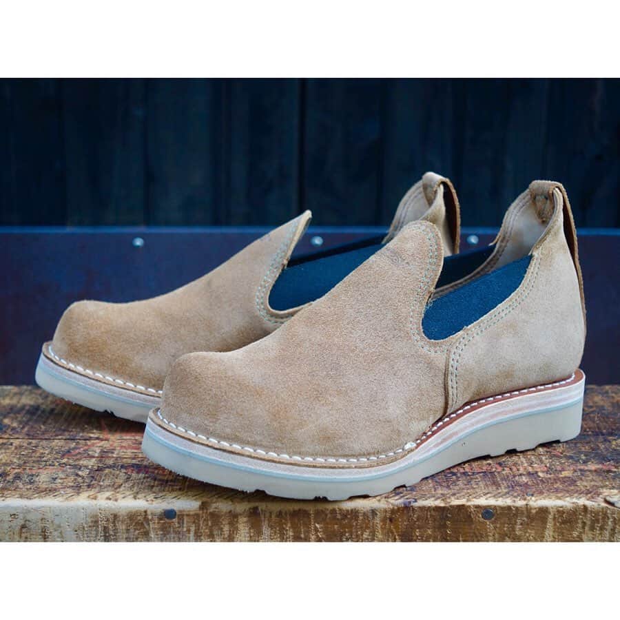 のインスタグラム：「【Custom Sample "Romeo"】 . ブリタンレザーのオールラフアウトでカスタムされた"ロメオ" ポイントはレザーカラーに合わせてソールを"ラプターソール(キャメル)"に、ライトウェイトステッチを"シューグリーン"に。 ライニングレザーに"バーラップ"を選択した所も統一感があり、ステッチカラーも良いアクセントになっていますね！ もう一点はツマ先の反り上がりを強調した木型"バブルトゥ"を選択した点です。 通常、ロメオなどのローカットブーツは"ラウンドトゥ"もしくは"MPトゥ"のみ選択できますが、3枚目写真の様に後ろ半分のみの"ハーフミッドソール"をプラスすることにより"バブルトゥ"の選択が可能になります！ 新たなカスタムの参考にしてみてください！ . #customsample #wesco #romeo #britishtandomane #leather #roughout #boots #workboots #wescoboots #westcoastshoecompany #since1918 #madeinUSA #usa #oregon #portland #scapoose #wescojapan #wescoebisu #wescosetagaya #wescokanazawa」