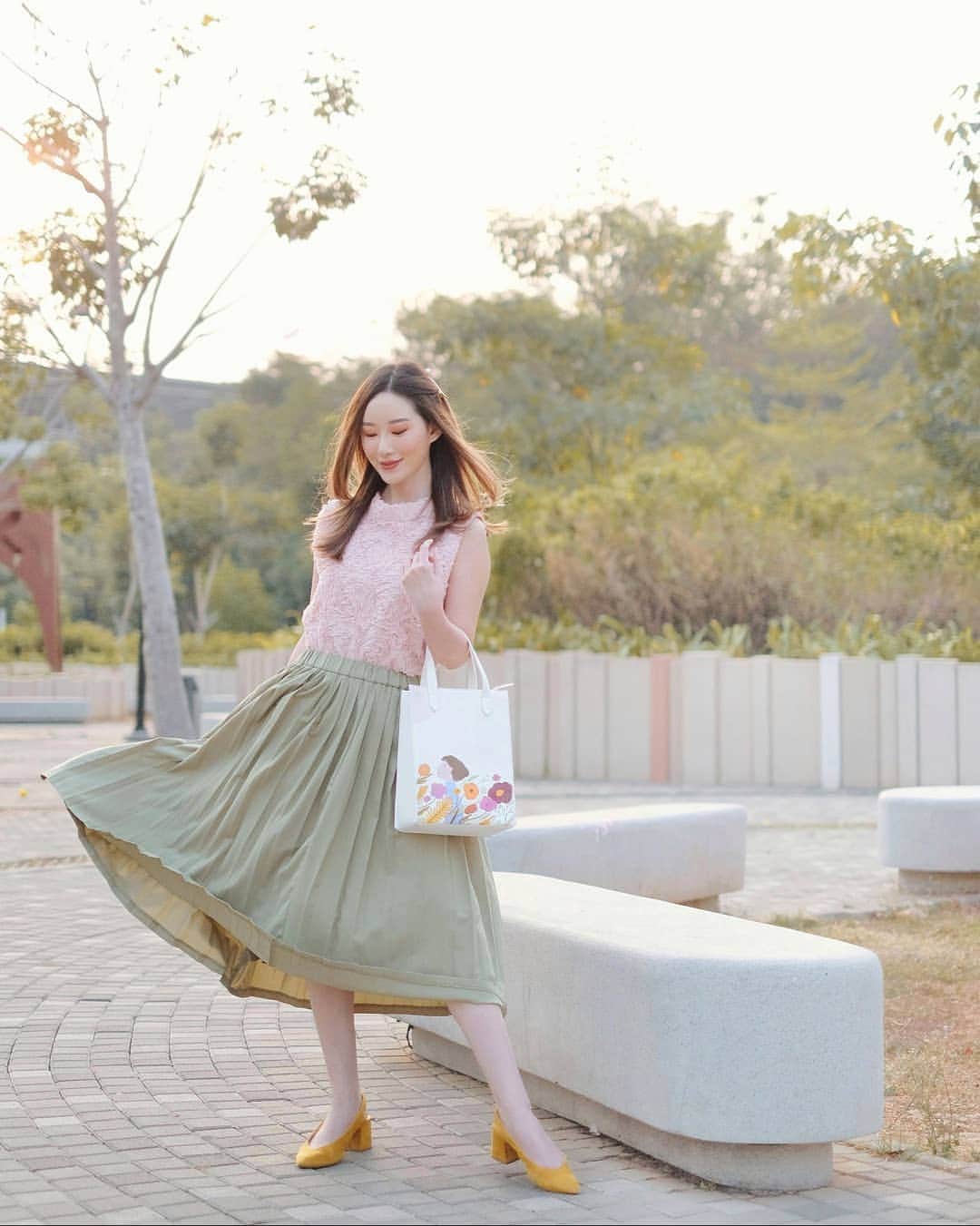 エリッサ・ヤマダのインスタグラム：「When you get to carry Oamul Lu's art wherever you go 🥰  So, @charleskeithofficial has recently collaborated with artist @oamul to release a limited-edition nature-themed collection in the forms of a tote bag (the one I'm carrying here), a top handle bag, passport holder, wallet, and cardholder —and they're all beautiful! 🌸🌿🌼 . ✨ G I V E A W A Y ✨ 1 lucky winner will get a chance to win an item from this capsule collection and attend the launching event at Central Park, 12 Sept 2019!  How to enter: 1. Follow @charleskeithofficial and me 2. Like this post 3. Comment what will be your fall style this year (max. 1 comment per account)  The winner will be announced on 11th Sept 2019. Good luck! 😘  #imwithcharleskeith #charleskeithfw19 #charleskeith_id」