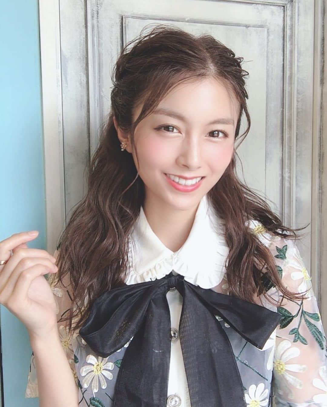 のインスタグラム：「ハーフツインっぽいアレンジにしてもらいました💕最近はハーフアレンジばかりしてる気がする😋 コテで巻くよりアイロンウェーブがすきなのです☺️💕 #tops : #sisterjane 👗 #hairstyle #hairset #hairarrange #hairmake #ヘアセット #ヘアアレンジ #ハーフツイン #ハーフアップ #30代でもハーフツインやりたい #笑笑 #イベントヘア」