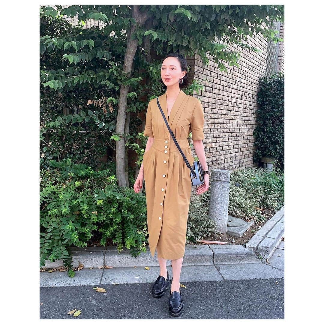 愛可さんのインスタグラム写真 - (愛可Instagram)「・ 台風が過ぎ去りまだまだ暑い東京ですが、 展示会でオーダーした秋物のお洋服が到着しています。 ・ ・ ワンピースは@hstandard.jp のもの。 行方久子ちゃん（@hisakonamekata ）がコラボしてデザインしたのキャメルカラーのワンピースは、高めのウエストマークとタックが入ったメリハリのあるデザインで スタイルが良く見えるみたいで気に入っています。 もう少し寒くなったら紺ブレを合わせてみよう。 ・ ・ @epoi_official のポシェットは、シンプルなデザインが好きです。青山の店舗にて、ブルーとネイビーと黒の組み合わせにカスタムオーダーしました。 ・ ・ @baumewatches の腕時計は、ゴールドにホワイトのフェイスに。 こちらはWeb上でカスタムオーダーしました。 コルクでできたブラウンのベルトと合わせてみたら、なんともノーブルな仕上がりに。 ・ ・ 靴は旦那はんからのプレゼント  @paraboot_official パラブーツ のネイビーのローファーです 歩きやすいのでこればかり履いています。 ・ ・ 新しいお洋服が届いたらまたOOTDやりますね！ #aikassootd  #hstandard  #epoi #baume  #paraboot #ワンピースが好き」9月9日 14時37分 - aikick