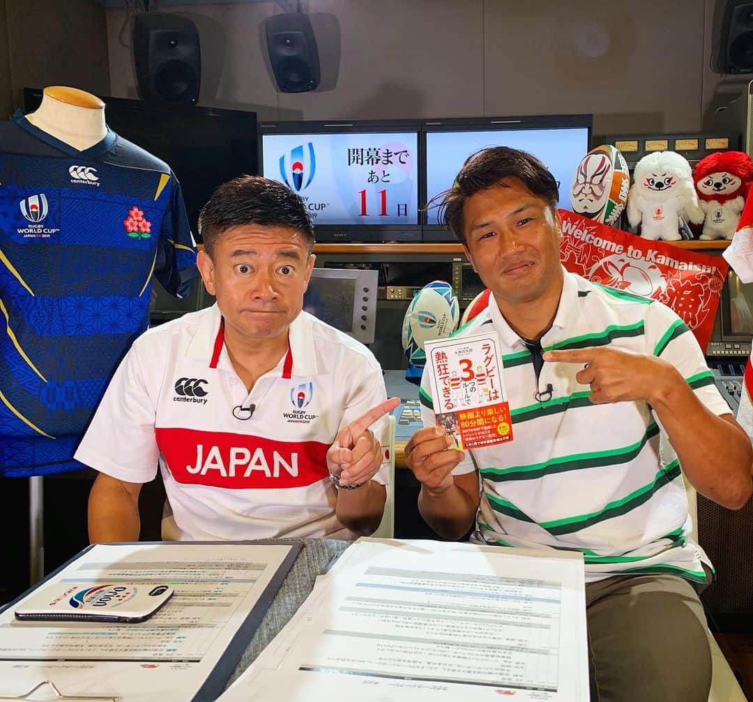 のインスタグラム：「今週もBS朝日 ［ラグビーウィークリー］ 今夜もラグビー情報満載です！そして、本のプレゼントもさせていただきます！！サイン書いておきました。よろしくお願い致します。 今夜23:30から！！ #BS朝日  #ラグビーウィークリー #矢野武 #大西将太郎 #ラグビーは3つのルールで熱狂できる」