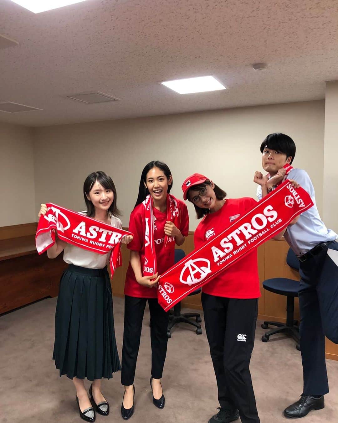 南端まいなのインスタグラム：「今日も撮影でした！ 声ガラッガラだよぅ🤣 こんなに叫んだのいつぶりだろう？ 一昨日ぶりか。  #ノーサイドゲーム#最終話#応援しよう#笹本玲奈 さん#阿部純子 さん#入江甚儀 さん」
