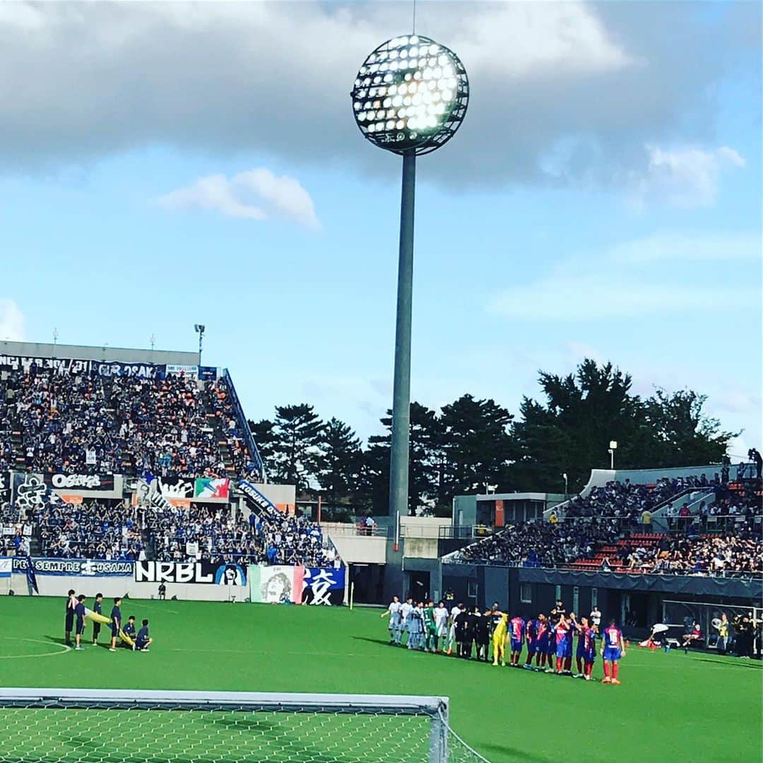 植田朝日のインスタグラム：「🔵🔴﻿ ﻿ 天皇杯に続き、ルヴァンも終わっちゃったね。。。﻿ ﻿ この結果、年内の試合数も確定し、もう目指すべきものが一つに定まりました‼️﻿ ﻿ とは言っても未知の戦い。﻿ ﻿ ライバルよりも遥かに日程的に楽になったのは間違いない。﻿ ﻿ でも、簡単な試合なんて一つもない。﻿ ﻿ 俺たちも出来る限りのサポートをしてあの丸い皿をかかげようぜ‼️﻿ ﻿ YNWA.﻿ ﻿ #tokyo12 #FC東京」