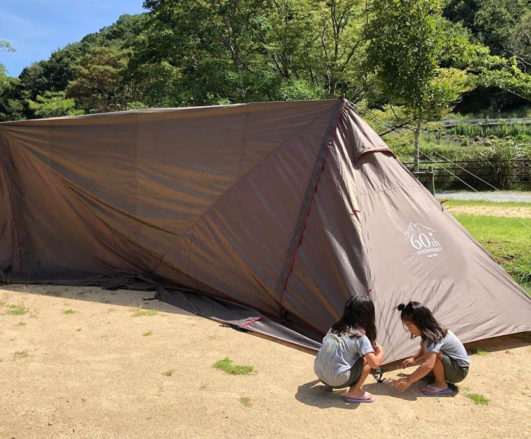 東原亜希さんのインスタグラム写真 - (東原亜希Instagram)「キャンプをしに、大阪の箕面まで🚙キャンピングカーを初めて借りて行きましたがもう快適すぎて、今欲しいものNo. 1😂 . テントに初めて泊まりました〜!!!天気良すぎて暑すぎたけど楽しかったー！今日の台風には驚き。家のものも壊れたり、、大変😢まだまだ大変な地域の方もいらっしゃると思いますが頑張りましょう!!!😢😢」9月9日 15時04分 - akihigashihara